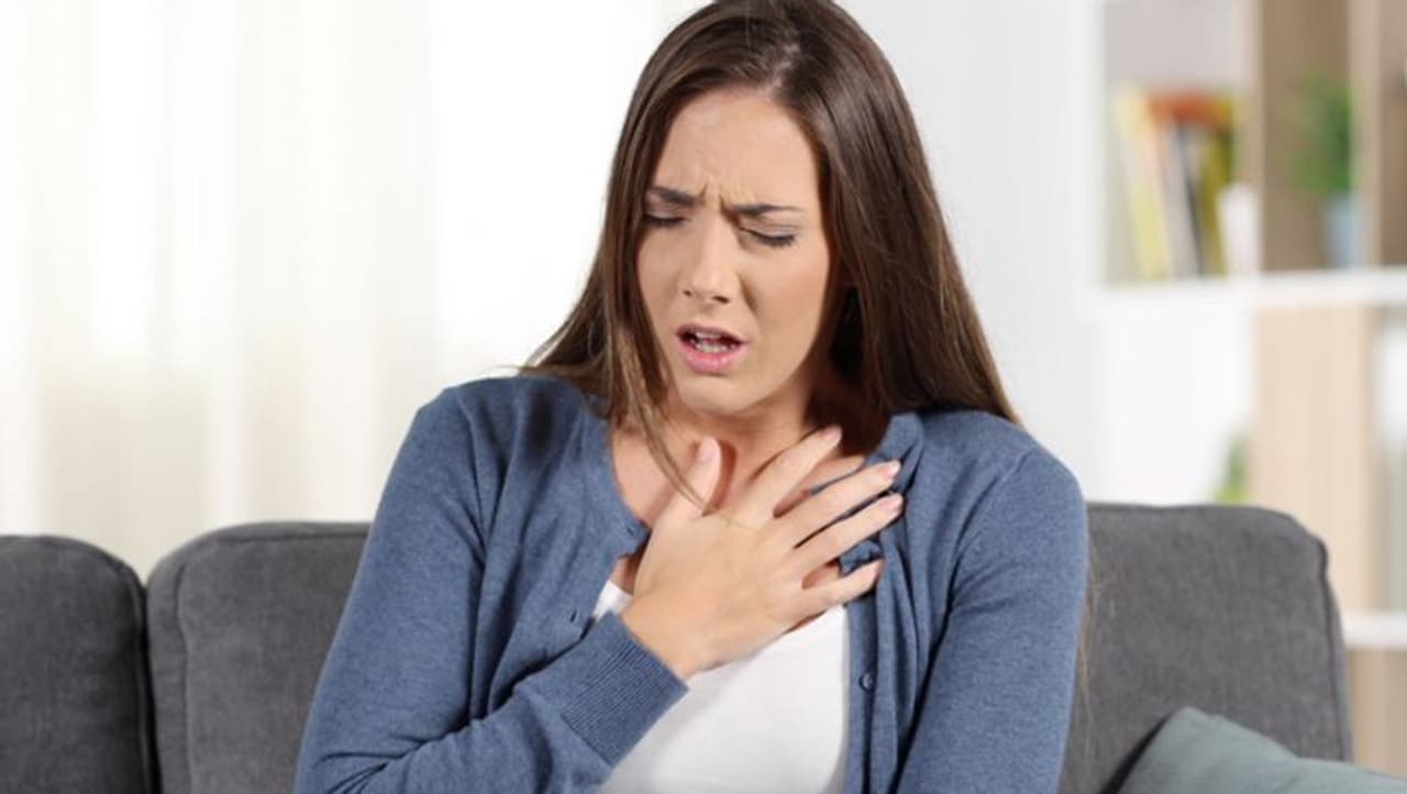 <p>ಉಸಿರುಗಟ್ಟುವ ಪರಿಸ್ಥಿತಿ ಸಾಂದರ್ಭಿಕವಾಗಿ ಸಂಭವಿಸಿದಲ್ಲಿ, ಈ ಮನೆಮದ್ದುಗಳು ಪರಿಹಾರವನ್ನು ತರಲು ಸಹಾಯ ಮಾಡುತ್ತದೆ, ಆದರೆ ಆಗಾಗ್ಗೆ ಈ ಸ್ಥಿತಿಯು ಕಳವಳಕ್ಕೆ ಕಾರಣವಾಗಬಹುದು ಮತ್ತು ತಕ್ಷಣ ವೈದ್ಯರನ್ನು ಭೇಟಿ ಮಾಡಬೇಕಾಗಬಹುದು. ಉಸಿರಾಟದ ತೊಂದರೆಯಿಂದ ಹೇಗೆ ಪರಿಹಾರ ಪಡೆಯಬಹುದು ಅಥವಾ ಉಸಿರಾಟದ ಸಮಯದಲ್ಲಿ ಏನು ಮಾಡಬೇಕೆಂದು ತಿಳಿಯಿರಿ.</p>