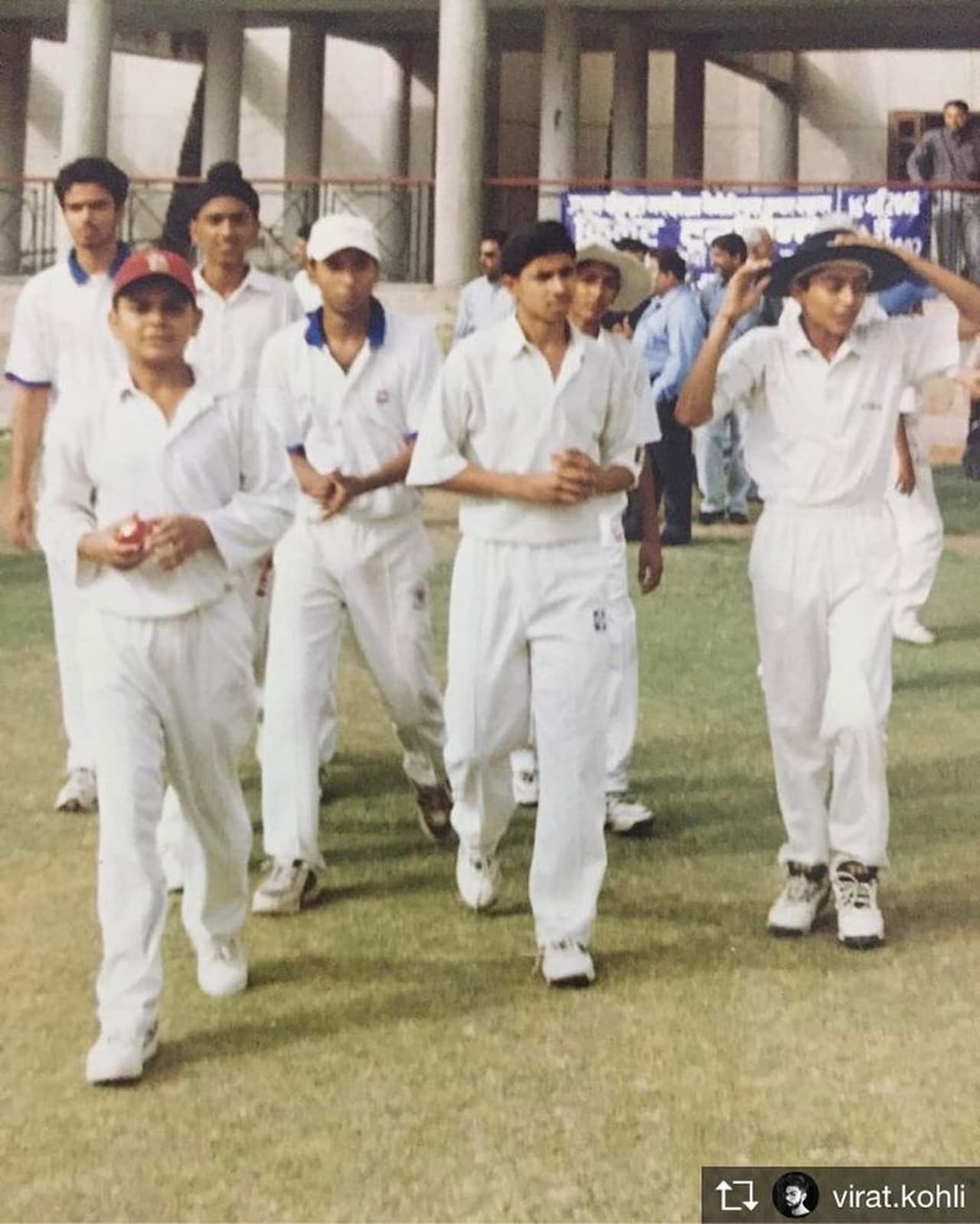 <p>విరాట్ కోహ్లీ చిన్ననాటి ఫోటోలు సోషల్ మీడియాలో వైరల్ అవుతున్నాయి. అండర్ 15 జట్టుకి ఎంపికైన సమయంలో, స్కూల్‌డేస్‌లో విరాట్ కోహ్లీ ఎలా ఉండేవాడో చూసి, ఫ్యాన్స్ ఆశ్చర్యపోతున్నారు. విరాట్ కోహ్లీ స్కూల్‌మేట్, అప్పటి టీమ్‌మేట్ శలజ్ సోందీ ఈ ఫోటోలను తన ఇన్‌స్టాగ్రామ్‌లో పోస్టు చేశాడు.</p>