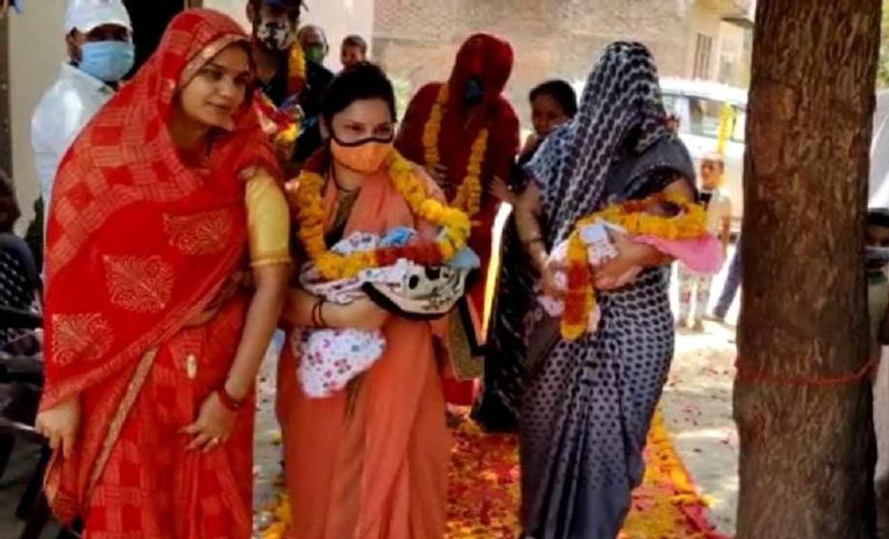 <p>ಈ ಅಪರೂಪದ ಸಂಭ್ರಮ ಕಂಡು ಬಂದಿದ್ದು, ಭಿಂಡ್‌ನ ಗಿಜುರ್ರಾ ಎಂಬ ಹಳ್ಳಿಯಲ್ಲಿ. ಇಲ್ಲಿ ಗಿರೀಶ್ ಶರ್ಮಾರವರ ಮನೆಯಲ್ಲಿ ಮೂರು ದಿನಗಳ ಹಿಂದೆ ಅವಳಿ ಮಕ್ಕಳು ಜನಿಸಿದ್ದರು. ಇದರಲ್ಲಿ ಒಂದು ಹೆಣ್ಣು ಹಾಗೂ ಮತ್ತೊಂದು ಹೆಣ್ಣು. ಕುಟುಂಬಸ್ಥರಿಗೆ ಮನೆಗೆ ಹೆಣ್ಮಗು ಬಂದಿದೆ ಎಂಬ ವಿಚಾರ ತಿಳಿಯುತ್ತಿದ್ದಂತೆಯೇ ಖುಷಿ ಡಬಲ್ ಆಗಿದೆ.</p>