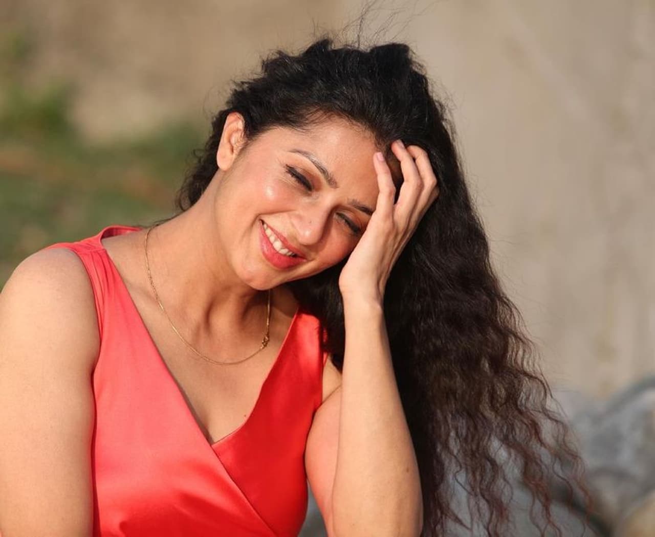 స్కిన్ షోకి దూరంగా ఉండే భూమిక హోమ్లీ హీరోయిన్ గా కూడా భారీ ఫాలోయింగ్ దక్కించుకోవడం విశేషం. దాదాపు అందరు టాప్ స్టార్స్ సరసన నటించిన భూమిక చిరు వంటి సీనియర్ హీరోతో జై చిరంజీవి మూవీలో నటించారు.