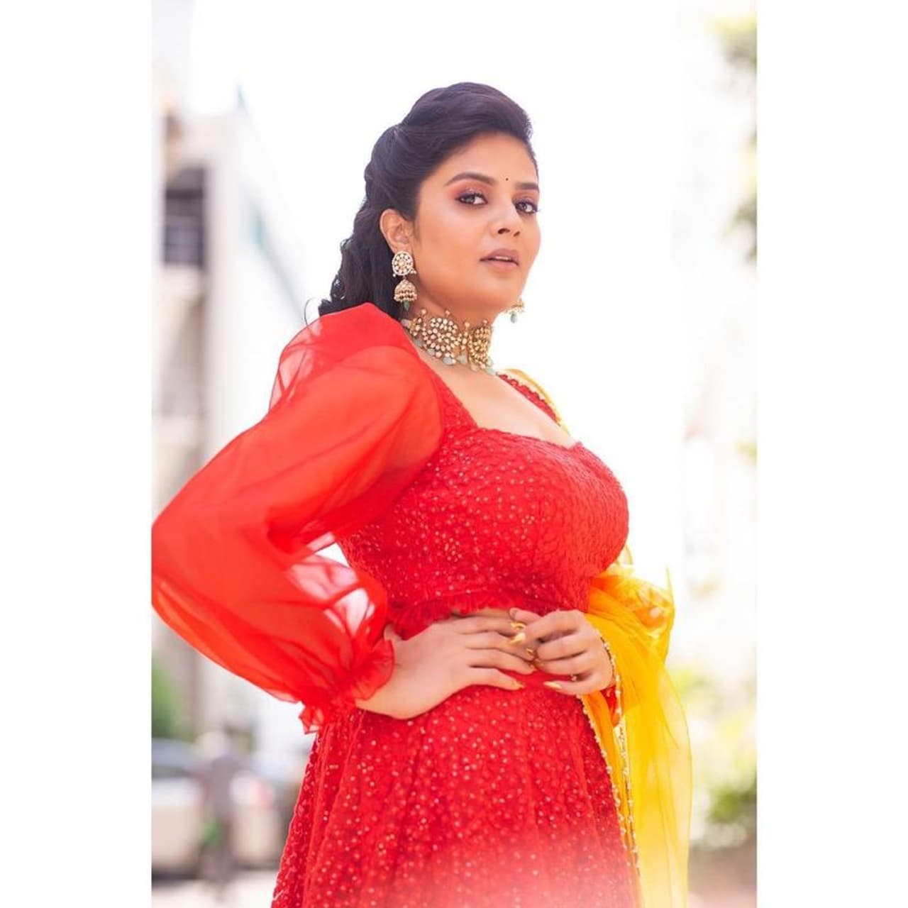 టాప్ యాంకర్స్ లో ఒకరిగా దూసుకుపోతున్న శ్రీముఖి గ్లామర్ ఫ్యాన్స్ ఎప్పుడో ఫిదా అయ్యారు. సాలిడ్ అందాలతో పిచ్చెక్కించే శ్రీముఖి ప్రోగ్రాం ఉంటే చాలా మందికి పండగలా ఉంటుంది.