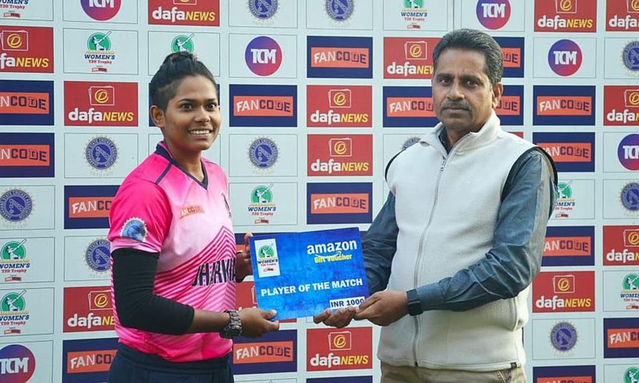 <p>దేశవాళీ క్రికెట్లో అద్భుతంగా రాణించిన ఇంద్రాణీ రాయ్, సీనియర్ వన్డే పోటీల్లో 456 పరుగులతో ఆకట్టుకుంది. వెస్ట్ బెంగాల్కి చెందిన కొన్నేళ్ల క్రితం జార్ఖండ్కి మకాం మార్చింది... జార్ఖండ్ నుంచి దేశానికి ప్రాతినిథ్యం వహించిన ధోనీతో సంభాషణ తనకెంతో మేలు చేసిందంటోంది ఇంద్రాణీ..</p> <p>దేశవాళీ క్రికెట్లో అద్భుతంగా రాణించిన ఇంద్రాణీ రాయ్, సీనియర్ వన్డే పోటీల్లో 456 పరుగులతో ఆకట్టుకుంది. వెస్ట్ బెంగాల్కి చెందిన కొన్నేళ్ల క్రితం జార్ఖండ్కి మకాం మార్చింది... జార్ఖండ్ నుంచి దేశానికి ప్రాతినిథ్యం వహించిన ధోనీతో సంభాషణ తనకెంతో మేలు చేసిందంటోంది ఇంద్రాణీ..</p>