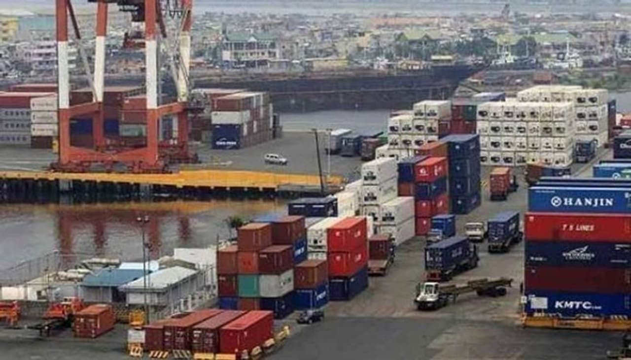 <p>ലോക്ക്ഡൗൺ പ്രതിസന്ധി ശക്തമായിരുന്ന പോയ വർഷം ഏപ്രിലിൽ കയറ്റുമതി 1,036 കോടി ഡോളർ മാത്രമായിരുന്നു. ഇറക്കുമതിയിൽ ​ഗണ്യമായ വർധന ഉണ്ടായി. 4,572 കോടി ഡോളറിന്റേതാണ് 2021 ഏപ്രിൽ മാസത്തെ ഇറക്കുമതി. കഴിഞ്ഞ വർഷം ഏപ്രിലിൽ ഇത് 1,712 കോടി ഡോളർ ആയിരുന്നു.&nbsp;</p>