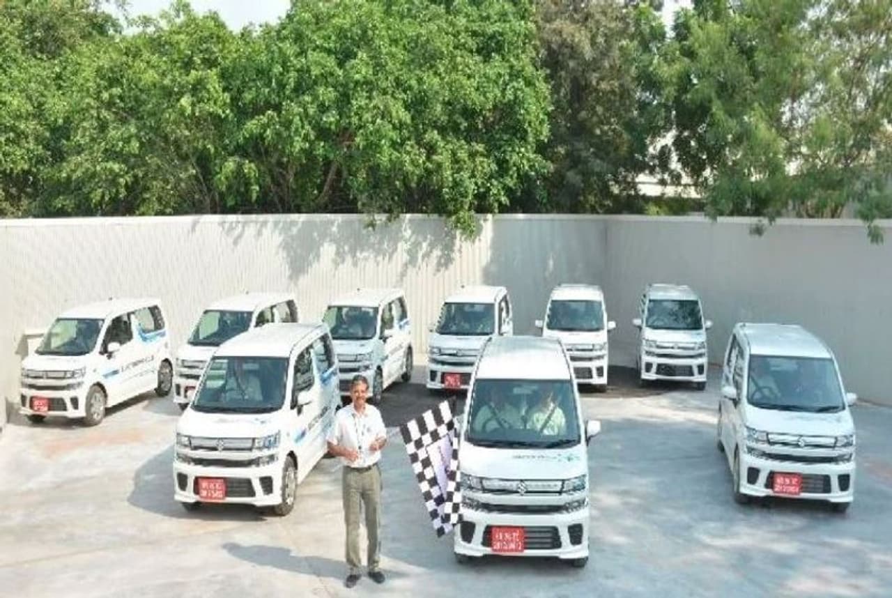 <p> ఈ తరుణంలో దేశంలో అతిపెద్ద ఆటోమొబైల్ తయారీ సంస్థ మారుతి సుజుకి భారతదేశంలో అభివృద్ధి చెందుతున్న ఎలక్ట్రిక్ కార్ల మార్కెట్లోకి ప్రవేశించడానికి సిద్ధమైంది. కంపెనీ అత్యధికంగా అమ్ముడవుతున్న టాల్బాయ్ హ్యాచ్బ్యాక్ వాగన్ఆర్ ను ఎలక్ట్రిక్ అవతార్ లో త్వరలో లాంచ్ చేయడానికి సిద్దమైంది. <br /> </p> <p> ఈ తరుణంలో దేశంలో అతిపెద్ద ఆటోమొబైల్ తయారీ సంస్థ మారుతి సుజుకి భారతదేశంలో అభివృద్ధి చెందుతున్న ఎలక్ట్రిక్ కార్ల మార్కెట్లోకి ప్రవేశించడానికి సిద్ధమైంది. కంపెనీ అత్యధికంగా అమ్ముడవుతున్న టాల్బాయ్ హ్యాచ్బ్యాక్ వాగన్ఆర్ ను ఎలక్ట్రిక్ అవతార్ లో త్వరలో లాంచ్ చేయడానికి సిద్దమైంది. <br /> </p>