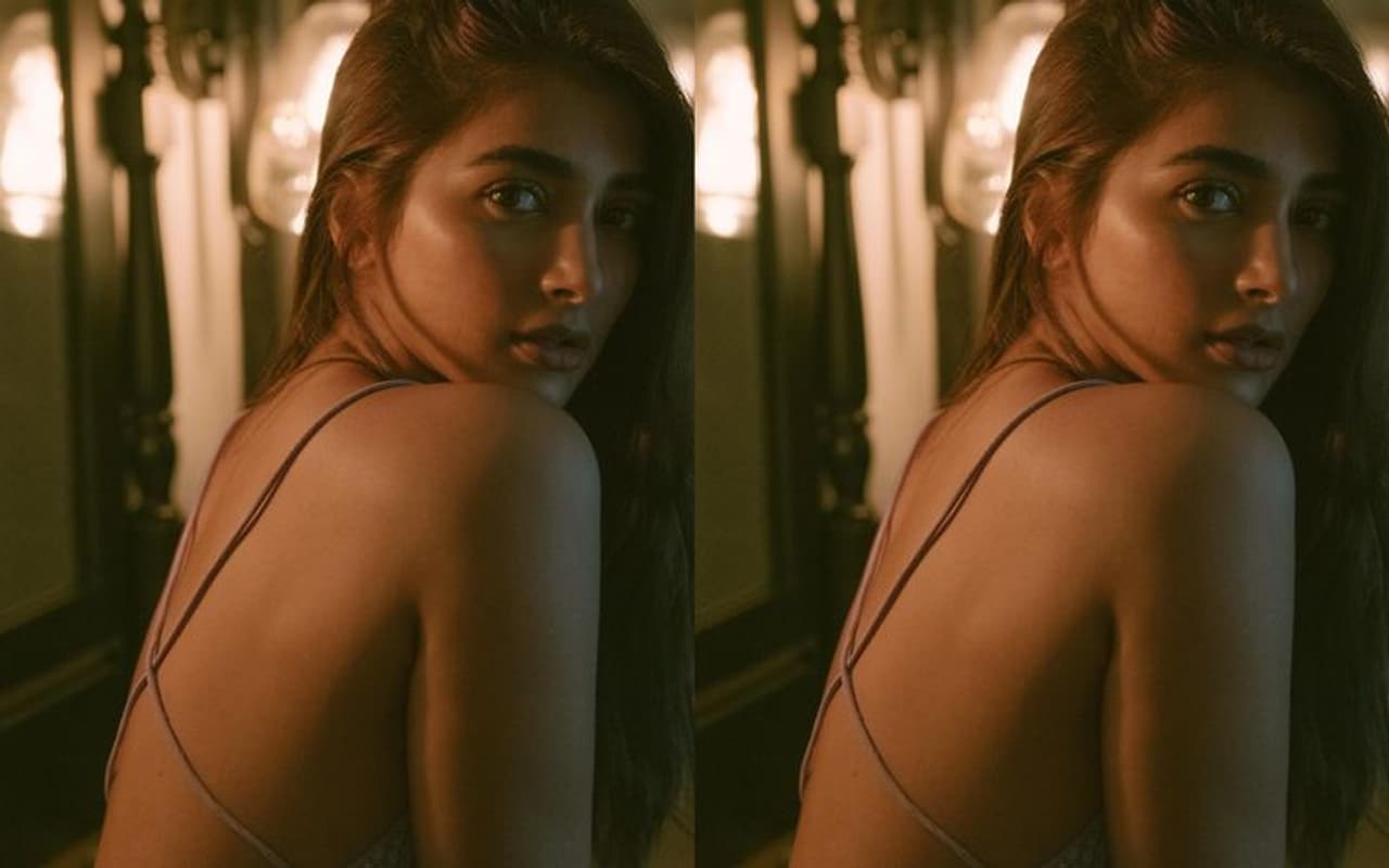 <p>తెలుగులో వరస సినిమాలతో దూసుకుపోతున్న హాట్ బ్యూటీ పూజా హెగ్డే. ప్రస్తుతం ఈమె చేతిలో రెండు, మూడు సినిమాలు ఉన్నాయి. వాటితో బిజీగా గడపాల్సింది పోయి.. కిచెన్ లో గరిటె తిప్పుతోంది.</p>