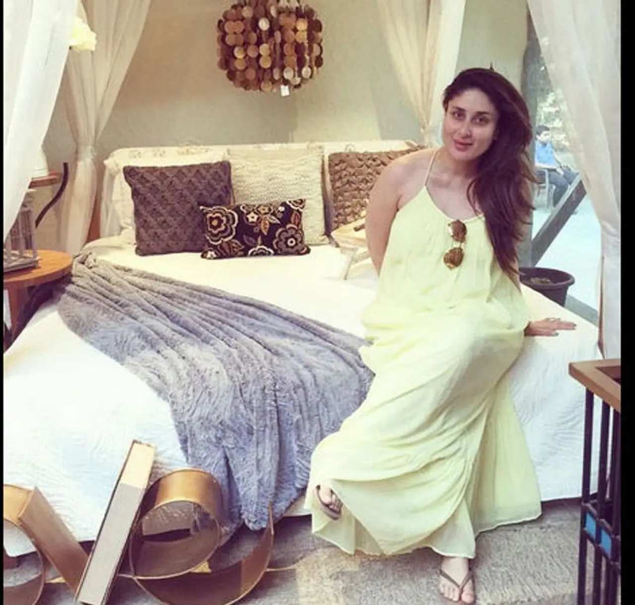 సెలబ్రిటీలకు సంబంధించిన ప్రతి ఒక్కటి ఆడియెన్స్ కి ఇంట్రెస్ట్ ని క్రియేట్ చేస్తుంటాయి. అందులో బెడ్ రూమ్ విషయాలు అంటే చెవులు కోసుకుంటారు. బెడ్ రూమ్ సీక్రెట్స్ తెలుసుకునేందుకు తహతహలాడుతుంటారు. కరీనా కపూర్ ఇటీవల తన బెడ్ రూమ్ సీక్రెట్స్ బయటపెట్టింది. సెలబ్రిటీలకు సంబంధించిన ప్రతి ఒక్కటి ఆడియెన్స్ కి ఇంట్రెస్ట్ ని క్రియేట్ చేస్తుంటాయి. అందులో బెడ్ రూమ్ విషయాలు అంటే చెవులు కోసుకుంటారు. బెడ్ రూమ్ సీక్రెట్స్ తెలుసుకునేందుకు తహతహలాడుతుంటారు. కరీనా కపూర్ ఇటీవల తన బెడ్ రూమ్ సీక్రెట్స్ బయటపెట్టింది.