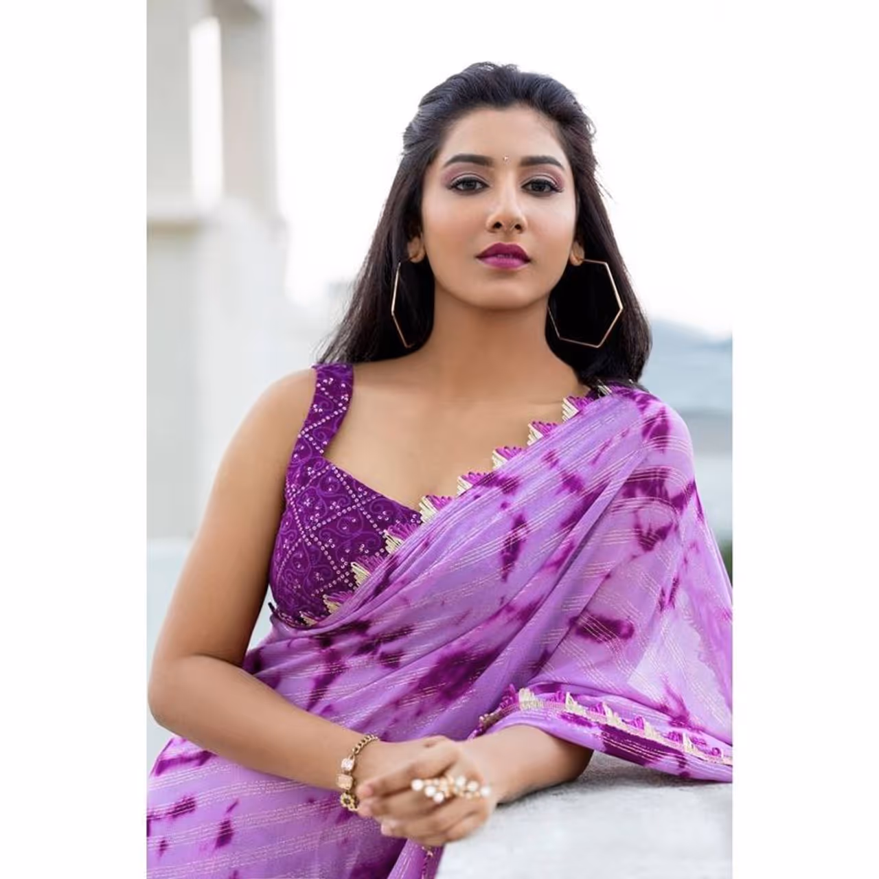 విష్ణు ప్రియ ఇంస్టాగ్రామ్ ఫోటో షూట్స్ ఇప్పుడు హాట్ టాపిక్. పొట్టి బట్టలలో ఆమె యద ఎత్తులు, నడుము వంపులు, తొడల సోయగాలు చూపిస్తూ పిచ్చెక్కిస్తున్నారు.