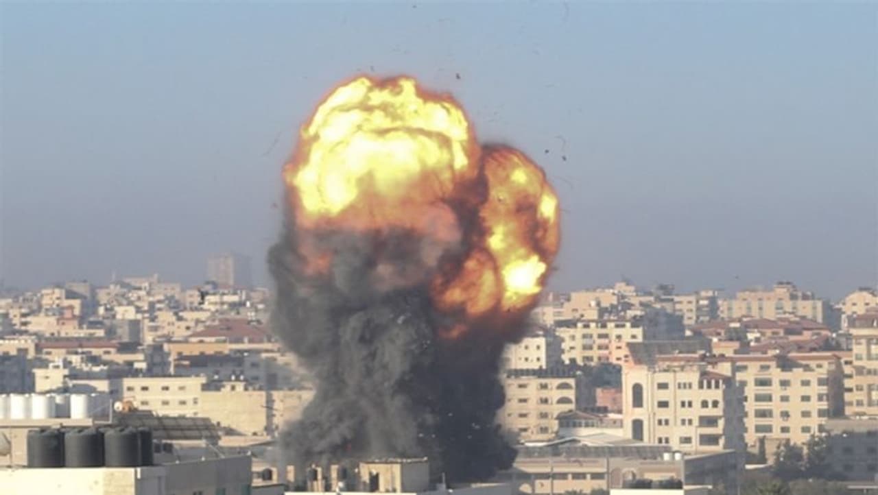 <p>ಉಭಯ ದೇಶಗಳ ನಡುವೆ ಮುಂದುವರೆದ ದಾಳಿ: ಇಸ್ರೇಲ್ ಹಾಗೂ ಪ್ಯಾಲೆಸ್ತೀನ್ ನಡುವಿನ ಸಂಘರ್ಷ ಮುಂದುವರೆದಿದೆ. ಇಸ್ರೇಲ್ ವಿಮಾನಗಳು ಗಾಜಾ ಸಿಟಿಯಲ್ಲಿ ಸೋಮವಾರ ಬೆಳಗ್ಗೆ ಮತ್ತೊಮ್ಮೆ ದಾಳಿ ನಡೆಸಿವೆ. ಈ ಏರ್ಸ್ಟ್ರೈಕ್ನಲ್ಲಿ 42 ಪ್ಯಾಲೆಸ್ತೀನಿಯರು ಪ್ರಾಣ ಕಳೆದುಕೊಂಡಿದ್ದಾರೆನ್ನಲಾಗಿದೆ. </p> <p>ಉಭಯ ದೇಶಗಳ ನಡುವೆ ಮುಂದುವರೆದ ದಾಳಿ: ಇಸ್ರೇಲ್ ಹಾಗೂ ಪ್ಯಾಲೆಸ್ತೀನ್ ನಡುವಿನ ಸಂಘರ್ಷ ಮುಂದುವರೆದಿದೆ. ಇಸ್ರೇಲ್ ವಿಮಾನಗಳು ಗಾಜಾ ಸಿಟಿಯಲ್ಲಿ ಸೋಮವಾರ ಬೆಳಗ್ಗೆ ಮತ್ತೊಮ್ಮೆ ದಾಳಿ ನಡೆಸಿವೆ. ಈ ಏರ್ಸ್ಟ್ರೈಕ್ನಲ್ಲಿ 42 ಪ್ಯಾಲೆಸ್ತೀನಿಯರು ಪ್ರಾಣ ಕಳೆದುಕೊಂಡಿದ್ದಾರೆನ್ನಲಾಗಿದೆ. </p>