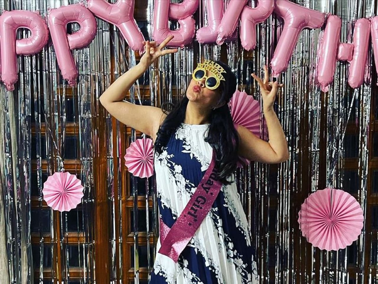 ఈ నెల 15న అనసూయ తన 36వ బర్త్ డేని సెలబ్రేట్ చేసుకుంది. కరోనా నేపథ్యంలో జస్ట్ ఇంట్లోనే కుటుంబ సభ్యుల మధ్య పుట్టిన రోజు వేడుకలు చేసుకుంది. ఈ నెల 15న అనసూయ తన 36వ బర్త్ డేని సెలబ్రేట్ చేసుకుంది. కరోనా నేపథ్యంలో జస్ట్ ఇంట్లోనే కుటుంబ సభ్యుల మధ్య పుట్టిన రోజు వేడుకలు చేసుకుంది.