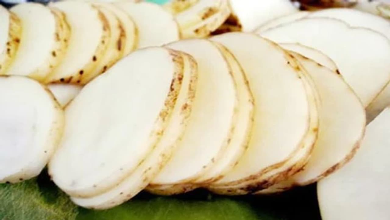 <p>ಆಲೂಗೆಡ್ಡೆ ಸಿಪ್ಪೆಗಳಲ್ಲಿರುವ ಪೊಟ್ಯಾಸಿಯಮ್ ಅಂಶ ರಕ್ತದೊತ್ತಡವನ್ನು ನಿಯಂತ್ರಣದಲ್ಲಿಡುತ್ತದೆ. ಇದನ್ನು ಬಳಸುವುದರಿಂದ ನೀವು ಅನೇಕ ರೋಗಗಳಿಂದ ದೂರವಿರಬಹುದು.<br /> </p> <p>ಆಲೂಗೆಡ್ಡೆ ಸಿಪ್ಪೆಗಳಲ್ಲಿರುವ ಪೊಟ್ಯಾಸಿಯಮ್ ಅಂಶ ರಕ್ತದೊತ್ತಡವನ್ನು ನಿಯಂತ್ರಣದಲ್ಲಿಡುತ್ತದೆ. ಇದನ್ನು ಬಳಸುವುದರಿಂದ ನೀವು ಅನೇಕ ರೋಗಗಳಿಂದ ದೂರವಿರಬಹುದು.<br /> </p>