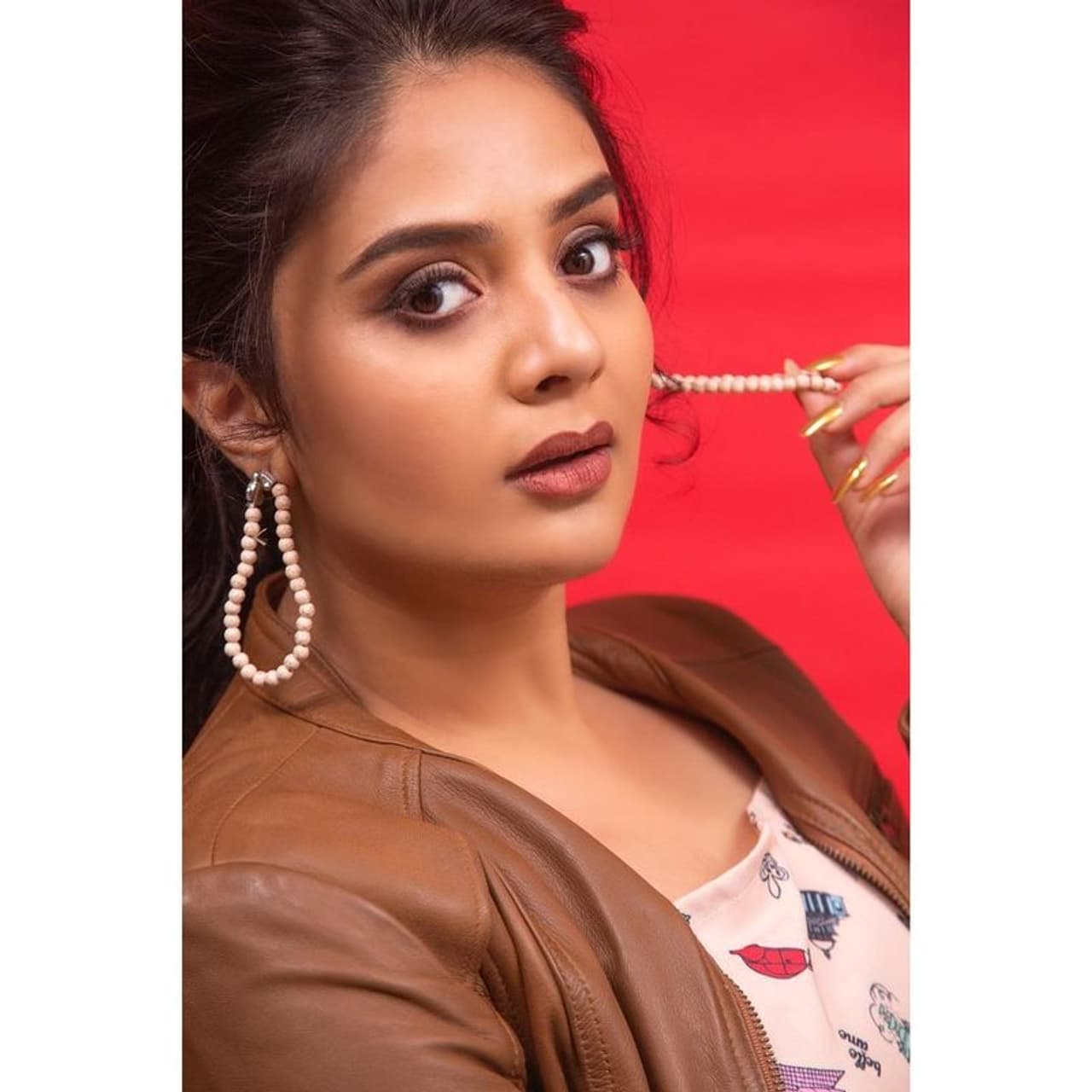 రష్మీ, అనసూయ వంటి స్టార్ యాంకర్స్ బుల్లితెర ప్రేక్షకులలో గ్లామర్ డాల్స్ ఇమేజ్ కలిగి ఉన్నారు. వీరిద్దరి తరువాత ఆ తరహా ఇమేజ్ సొంతం చేసుకుంది యంగ్ యాంకర్ శ్రీముఖి. రష్మీ, అనసూయ వంటి స్టార్ యాంకర్స్ బుల్లితెర ప్రేక్షకులలో గ్లామర్ డాల్స్ ఇమేజ్ కలిగి ఉన్నారు. వీరిద్దరి తరువాత ఆ తరహా ఇమేజ్ సొంతం చేసుకుంది యంగ్ యాంకర్ శ్రీముఖి.