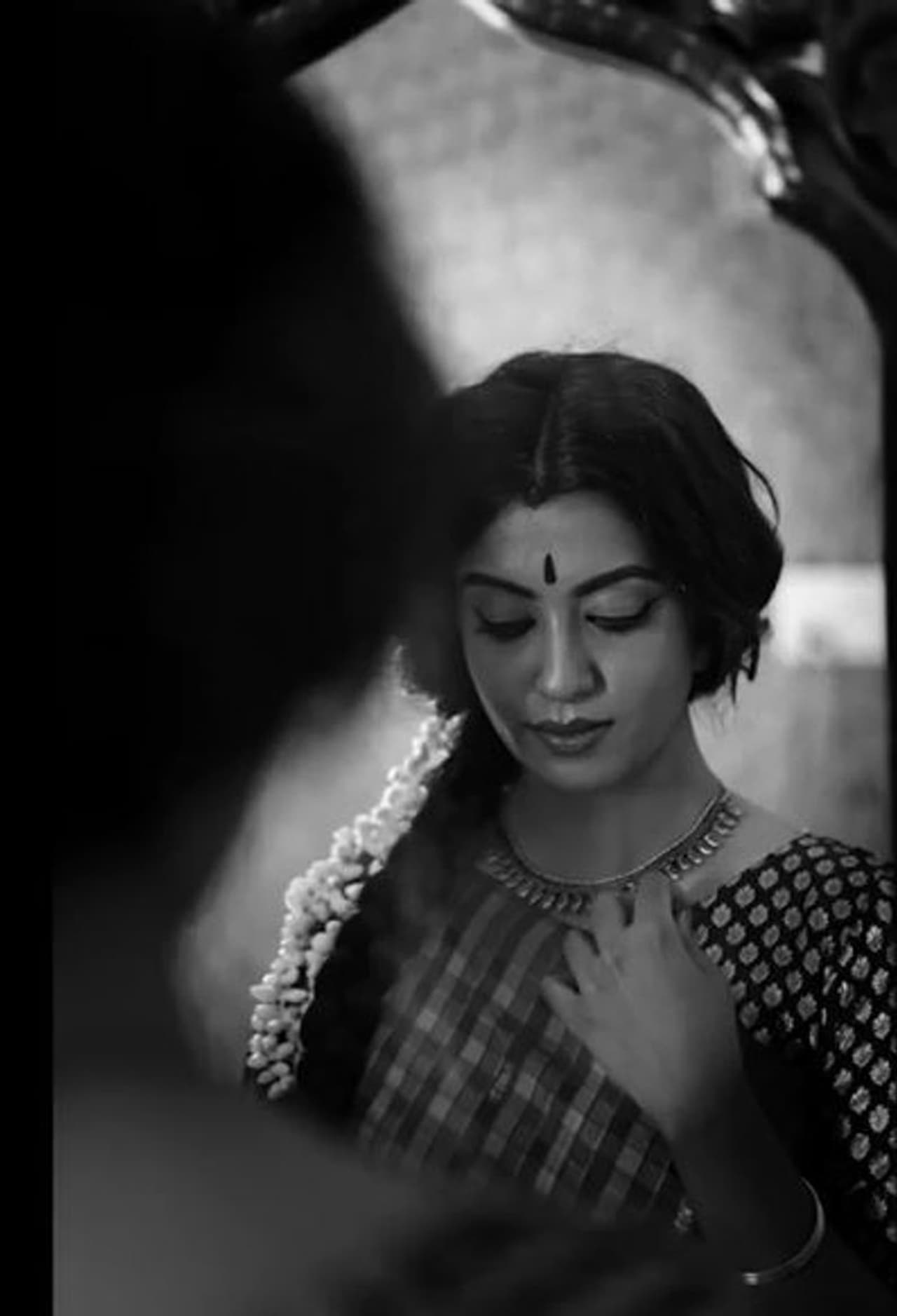 <p>சாவித்ரியாய் மாறி நிற்கும் கண்ணம்மா&nbsp;</p>