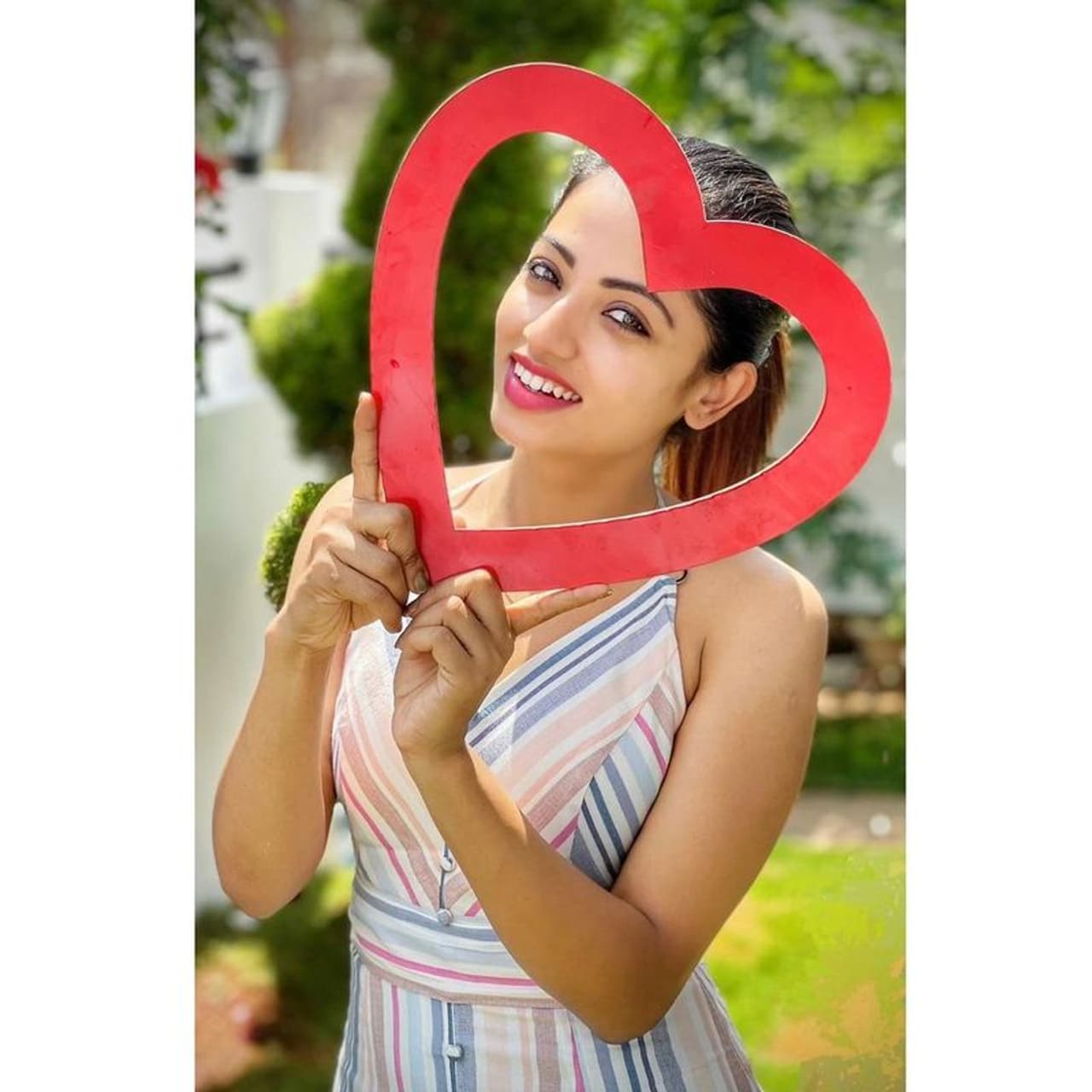 కన్నడ భామ అయిన నవ్య స్వామి తెలుగులో కూడా మంచి పాపులారిటీ తెచ్చుకున్నారు. లీడ్ రోల్ లో ఆమె చేసిన సీరియల్స్ ప్రేక్షకాదరణ పొందాయి. కన్నడ భామ అయిన నవ్య స్వామి తెలుగులో కూడా మంచి పాపులారిటీ తెచ్చుకున్నారు. లీడ్ రోల్ లో ఆమె చేసిన సీరియల్స్ ప్రేక్షకాదరణ పొందాయి.