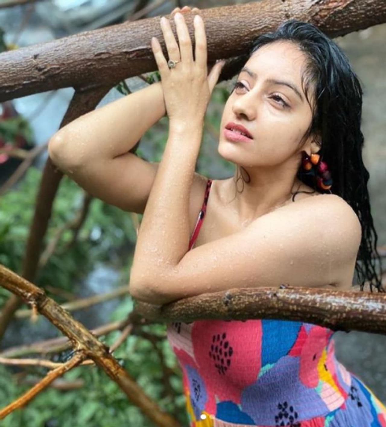 <p>ಮುಂಬೈನಲ್ಲಿ ಮಾನ್ಸೂನ್ ಎಂದರೆ ಬಿಸಿ ಚಹಾ ಮತ್ತು ಪಕೋಡಕ್ಕಗೆ ಸಮ. ಬಹಳಷ್ಟು ಜನರಿಗೆ ಸೈಕ್ಲೋನ್ ಬಂದರೂ ಬದುಕಲು ವ್ಯವಸ್ಥೆ ಇದೆ. ತೌಕ್ಟೇ ಚಂಡಮಾರುತವು ಗುಜರಾತ್ ಕರಾವಳಿಯಲ್ಲಿ ಭೂಕುಸಿತವನ್ನು ಉಂಟುಮಾಡಿದ್ದರಿಂದ, 13 ಜನರು ಸಾವನ್ನಪ್ಪಿದರು, ನೆರೆಯ ರಾಜ್ಯವಾದ ಮಹಾರಾಷ್ಟ್ರ, ಅದರಲ್ಲೂ ವಿಶೇಷವಾಗಿ ಮುಂಬೈ, ಚಂಡಮಾರುತದ ಪರಿಣಾಮಗಳಿಗೆ ಸಾಕ್ಷಿಯಾಯಿತು.</p>