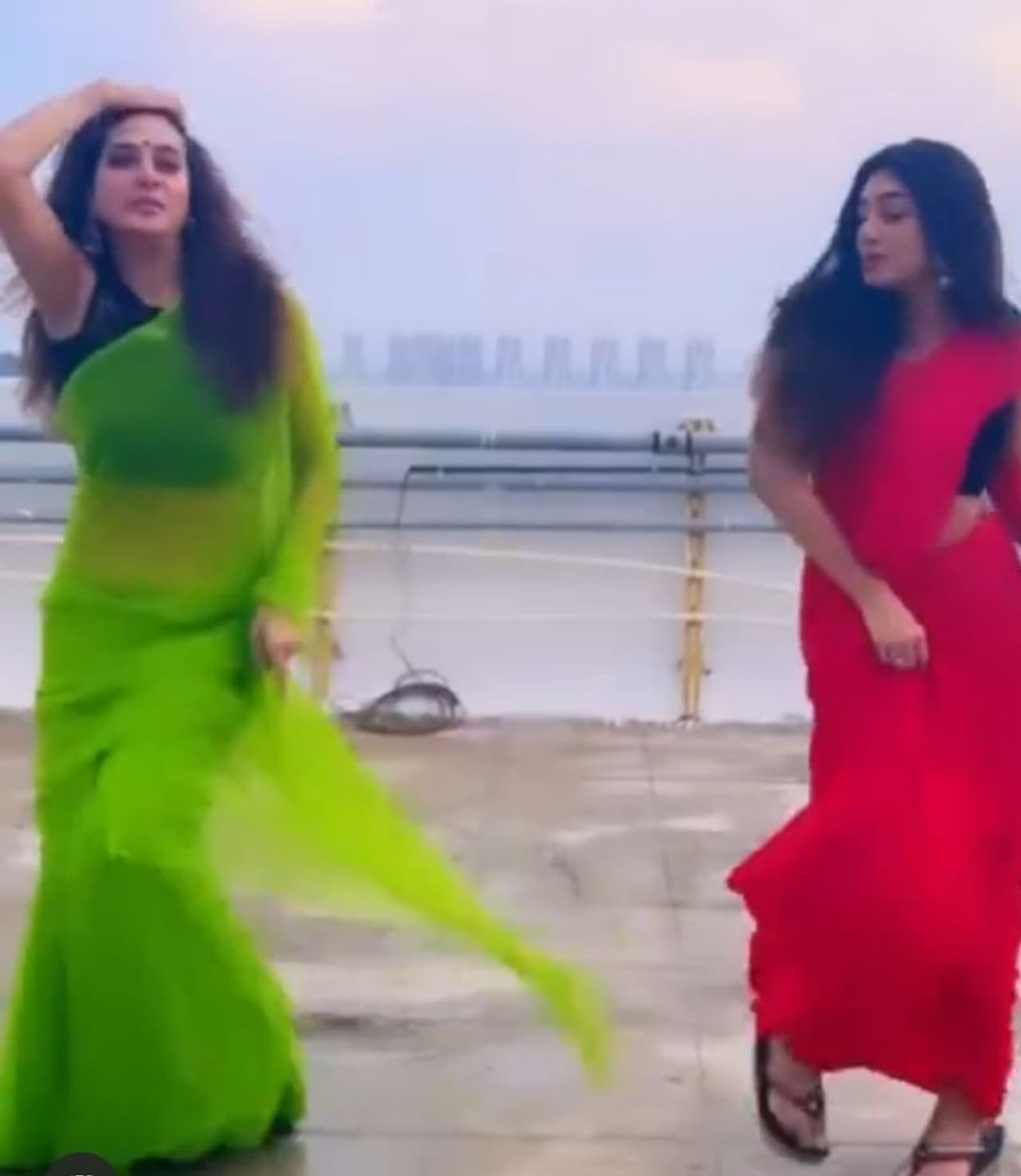 2019లో సురేఖా వాణి భర్త సురేష్ తేజా అకాలమరణం పొందారు. అనారోగ్యం కారణంగా ఆయన మరణించగా సురేఖా కొన్నాళ్లు కెమెరాకు దూరం అయ్యారు. భర్త పోయిన డిప్రెషన్, ఒంటరి తనం నుండి త్వరగానే బయటపడ్డారు సురేఖా వాణి. 2019లో సురేఖా వాణి భర్త సురేష్ తేజా అకాలమరణం పొందారు. అనారోగ్యం కారణంగా ఆయన మరణించగా సురేఖా కొన్నాళ్లు కెమెరాకు దూరం అయ్యారు. భర్త పోయిన డిప్రెషన్, ఒంటరి తనం నుండి త్వరగానే బయటపడ్డారు సురేఖా వాణి.