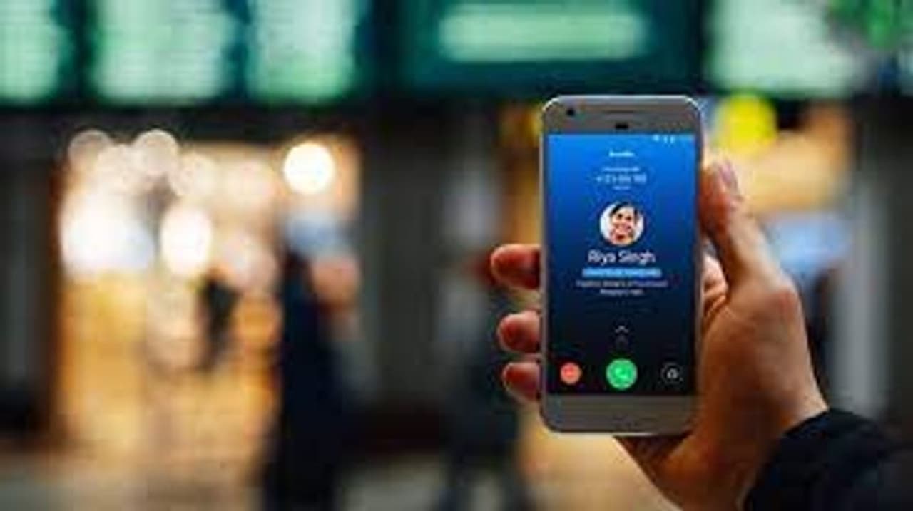 <p>గూగుల్ ఫోన్ యాప్ లో కొత్త అప్ డేట్ తర్వాత మీ ఫోన్కు డిఫాల్ట్గా వచ్చే ఫోన్ యాప్ ట్రూకాలర్ లాగా పనిచేస్తుంది. గూగుల్ చాలా కాలంగా గూగుల్ ఫోన్ యాప్లోని స్పామ్ ఫీచర్పై పనిచేస్తోంది, చివరకు ఇప్పుడు కొత్త అప్డేట్ను విడుదల చేసింది. గూగుల్ ఫోన్ యాప్ సెట్టింగ్లకు వెళ్లి కాలర్ ఐడి ఆన్ చేయాలి. ఆ తరువాత ఏదైనా ఫోన్ కాల్ వచ్చిన వెంటనే ఫోన్ స్వయంగా ఎవరి నుంచి ఫోన్ వచ్చిందో తెలియజేస్తుంది.</p> <p>గూగుల్ ఫోన్ యాప్ లో కొత్త అప్ డేట్ తర్వాత మీ ఫోన్కు డిఫాల్ట్గా వచ్చే ఫోన్ యాప్ ట్రూకాలర్ లాగా పనిచేస్తుంది. గూగుల్ చాలా కాలంగా గూగుల్ ఫోన్ యాప్లోని స్పామ్ ఫీచర్పై పనిచేస్తోంది, చివరకు ఇప్పుడు కొత్త అప్డేట్ను విడుదల చేసింది. గూగుల్ ఫోన్ యాప్ సెట్టింగ్లకు వెళ్లి కాలర్ ఐడి ఆన్ చేయాలి. ఆ తరువాత ఏదైనా ఫోన్ కాల్ వచ్చిన వెంటనే ఫోన్ స్వయంగా ఎవరి నుంచి ఫోన్ వచ్చిందో తెలియజేస్తుంది.</p>