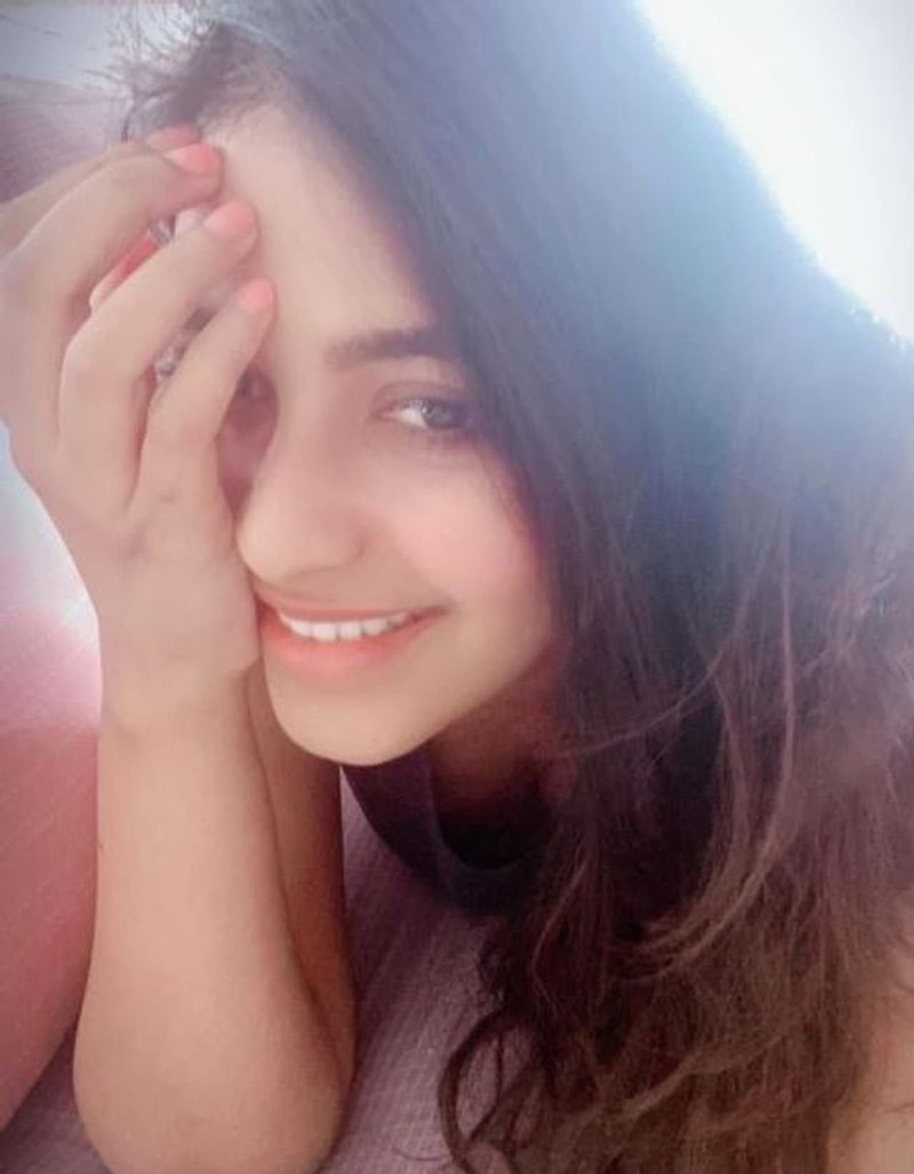 <h2> </h2><p>தெலுங்கு படங்களிலும், சில விளம்பரங்களிலும் தலை காட்டி வந்த அஞ்சலி. ராம் எடுத்த "கற்றது தமிழ்" படம் மூலம் தமிழ் சினிமாவில் அறிமுகமானார்.</p> <h2> </h2><p>தெலுங்கு படங்களிலும், சில விளம்பரங்களிலும் தலை காட்டி வந்த அஞ்சலி. ராம் எடுத்த "கற்றது தமிழ்" படம் மூலம் தமிழ் சினிமாவில் அறிமுகமானார்.</p>