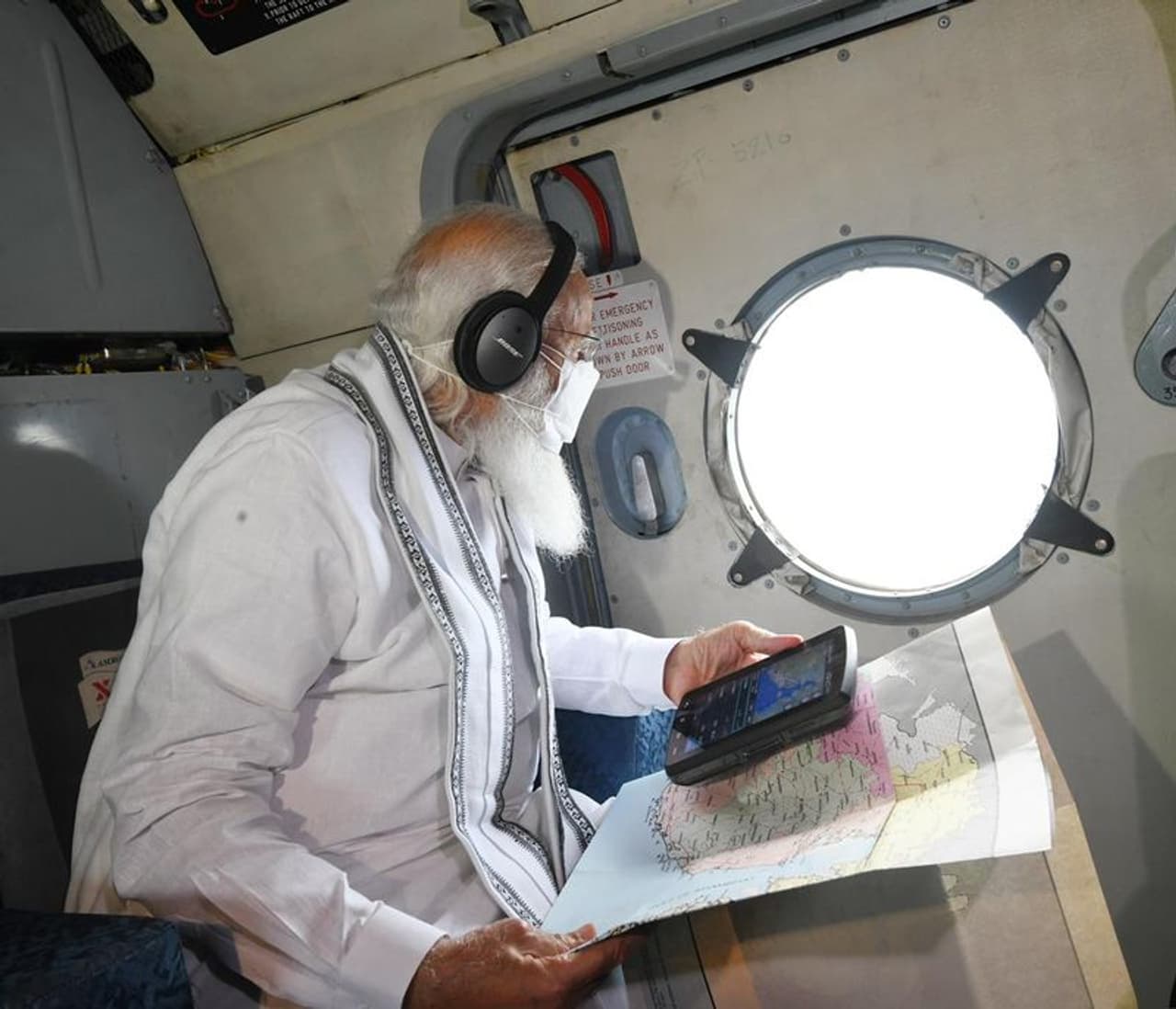 <p>அரபிக்கடலில் உருவான&nbsp;'டவ்&nbsp;தே' புயல் குஜராத்தில் நேற்று முன்தினம் நள்ளிரவு கரையை கடந்தது. 160 கிலோ மீட்டர் வேகத்தில் வீசிய சூறைக்காற்றுக்கு தாக்குப்பிடிக்காமல் ஆமதாபாத் உள்ளிட்ட பல இடங்களில் சுமார் 16 ஆயிரம் வீடுகள் பலத்த சேதம் அடைந்தன</p>