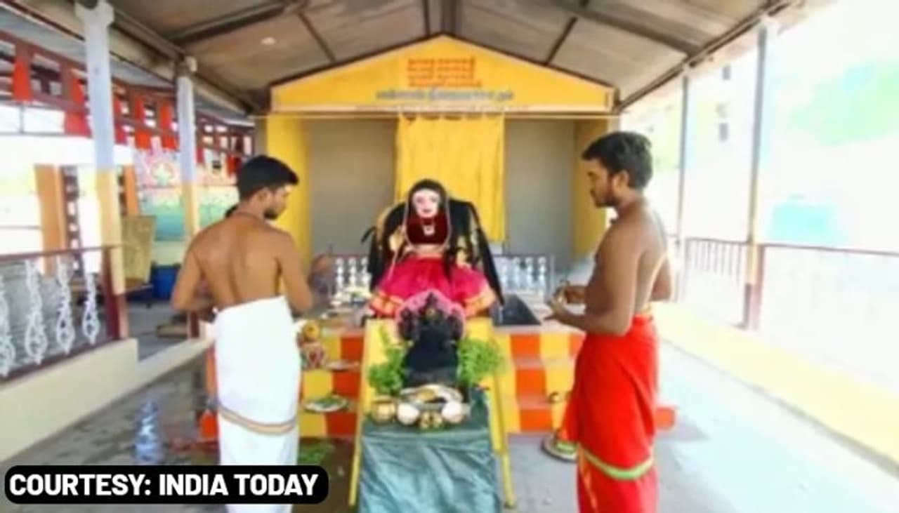 <p>మంత్రాలకు చింతకాయలు రాలతాయా? అంటే ఏం సమాధానం చెబుతాం. అలాగే ఉంటుంది కొందరి పోకడ. ఓ వైపు కరోనాతో దాని వెన్నంటి వస్తున్న బ్లాక్ ఫంగస్, వైట్ ఫంగస్ మహమ్మారులతో లోకం అతలాకుతలం అయిపోతుంటే.. తమిళనాడులో ఏకంగా కరోనా దేవి పేరిట ఓ ఆలయమే వెలిసింది. </p> <p>మంత్రాలకు చింతకాయలు రాలతాయా? అంటే ఏం సమాధానం చెబుతాం. అలాగే ఉంటుంది కొందరి పోకడ. ఓ వైపు కరోనాతో దాని వెన్నంటి వస్తున్న బ్లాక్ ఫంగస్, వైట్ ఫంగస్ మహమ్మారులతో లోకం అతలాకుతలం అయిపోతుంటే.. తమిళనాడులో ఏకంగా కరోనా దేవి పేరిట ఓ ఆలయమే వెలిసింది. </p>