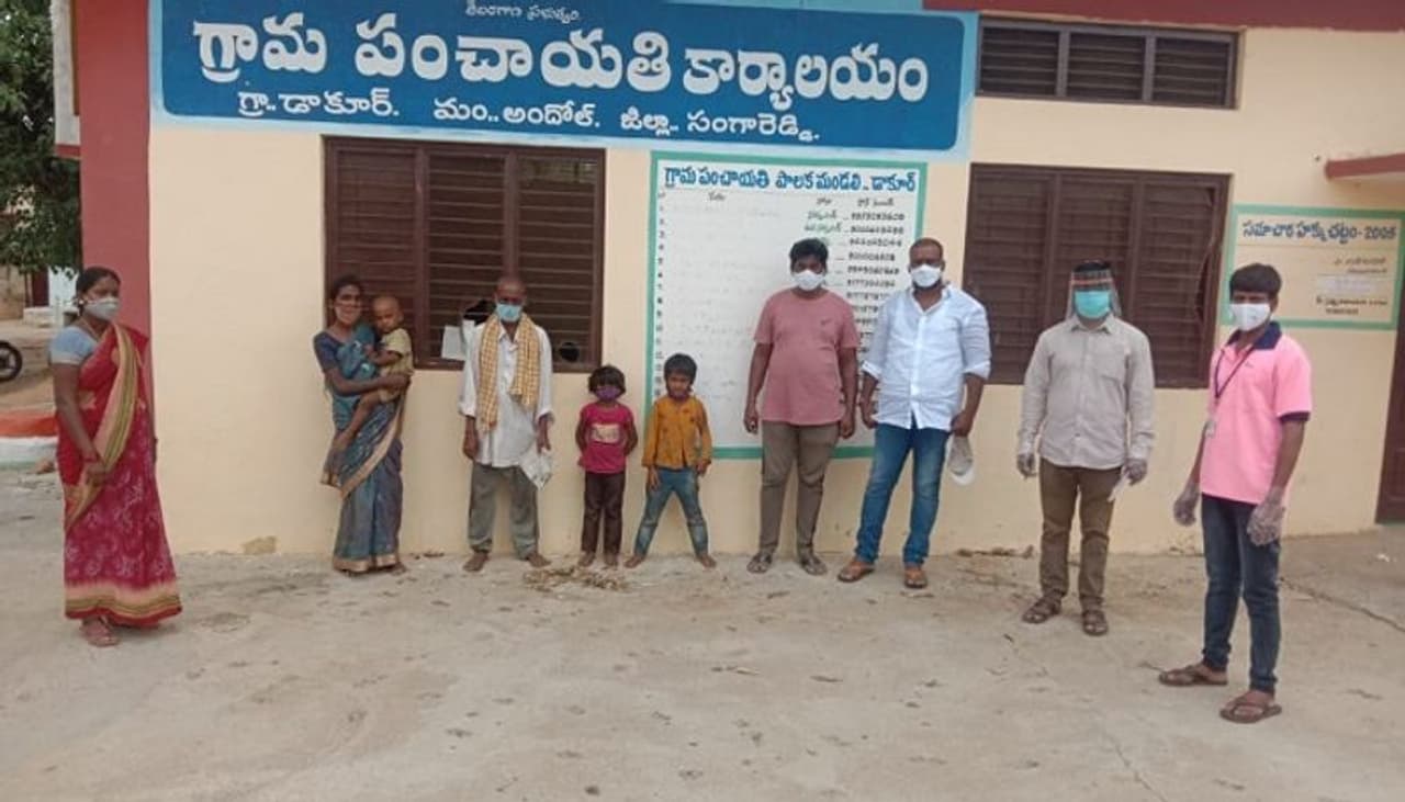 <p>భర్త చనిపోయి.. కరోనాతో పనులు లేక.. ముగ్గురు చిన్నారులను పోషించలేక అవస్థ పడుతున్న ఓ నిరుపేద మహిళకు మంత్రి సత్యవతి రాథోడ్ పునరావాసం కల్పించారు. ఆమె భర్త చనిపోయారు..బతుకు భారం అయింది...ఉన్న ముగ్గురు చిన్న పిల్లల బాగోగులు చూసుకోలేని పేదరికం..మూలిగే నక్కమీద తాటికాయపడ్డట్టు కరోనా మహమ్మారి వల్ల కుటుంబం కడుపునింపుకునే కాస్తా అదరువు కూడా కరువైంది. </p> <p>భర్త చనిపోయి.. కరోనాతో పనులు లేక.. ముగ్గురు చిన్నారులను పోషించలేక అవస్థ పడుతున్న ఓ నిరుపేద మహిళకు మంత్రి సత్యవతి రాథోడ్ పునరావాసం కల్పించారు. ఆమె భర్త చనిపోయారు..బతుకు భారం అయింది...ఉన్న ముగ్గురు చిన్న పిల్లల బాగోగులు చూసుకోలేని పేదరికం..మూలిగే నక్కమీద తాటికాయపడ్డట్టు కరోనా మహమ్మారి వల్ల కుటుంబం కడుపునింపుకునే కాస్తా అదరువు కూడా కరువైంది. </p>