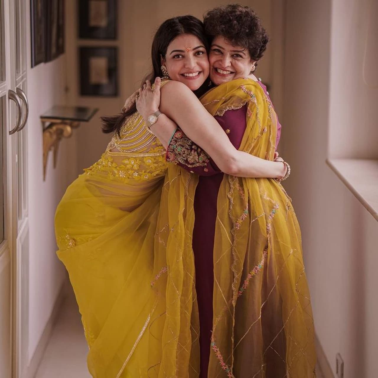 చాలా కాలంగా టాలీవుడ్ ని ఏలుతున్న స్టార్ హీరోయిన్స్ లో కాజల్ ఒకరు కాగా, కుర్రాళ్ళ కలల రాణిగా పేరు తెచ్చుకున్నారు. పెళ్ళైనా కాజల్ ఇమేజ్ ఇంచ్ కూడా తగ్గలేదంటే ఆమె క్రేజ్ ఏమిటో చెప్పవచ్చు. ఇంతటి అందాన్ని అందించిన కాజల్ తల్లి సుమన్ అగర్వాల్ ఎంత అందంగా ఉన్నారో చూశారా. చాలా కాలంగా టాలీవుడ్ ని ఏలుతున్న స్టార్ హీరోయిన్స్ లో కాజల్ ఒకరు కాగా, కుర్రాళ్ళ కలల రాణిగా పేరు తెచ్చుకున్నారు. పెళ్ళైనా కాజల్ ఇమేజ్ ఇంచ్ కూడా తగ్గలేదంటే ఆమె క్రేజ్ ఏమిటో చెప్పవచ్చు. ఇంతటి అందాన్ని అందించిన కాజల్ తల్లి సుమన్ అగర్వాల్ ఎంత అందంగా ఉన్నారో చూశారా.