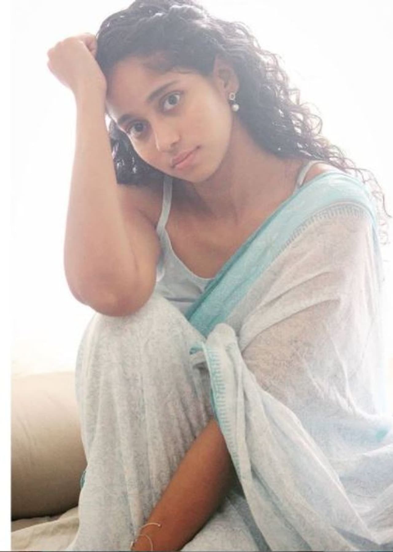 <p>1990 ஆண்டு பிறந்தவர் கிருஷா குருப். மும்பையில் பிறந்து வளர்ந்த இவர், சினிமா மீது கொண்ட ஆர்வத்தால் மாஸ் கம்யூனிகேஷன் படிப்பை தேர்வு செய்து படித்தார்.</p> <p>1990 ஆண்டு பிறந்தவர் கிருஷா குருப். மும்பையில் பிறந்து வளர்ந்த இவர், சினிமா மீது கொண்ட ஆர்வத்தால் மாஸ் கம்யூனிகேஷன் படிப்பை தேர்வு செய்து படித்தார்.</p>