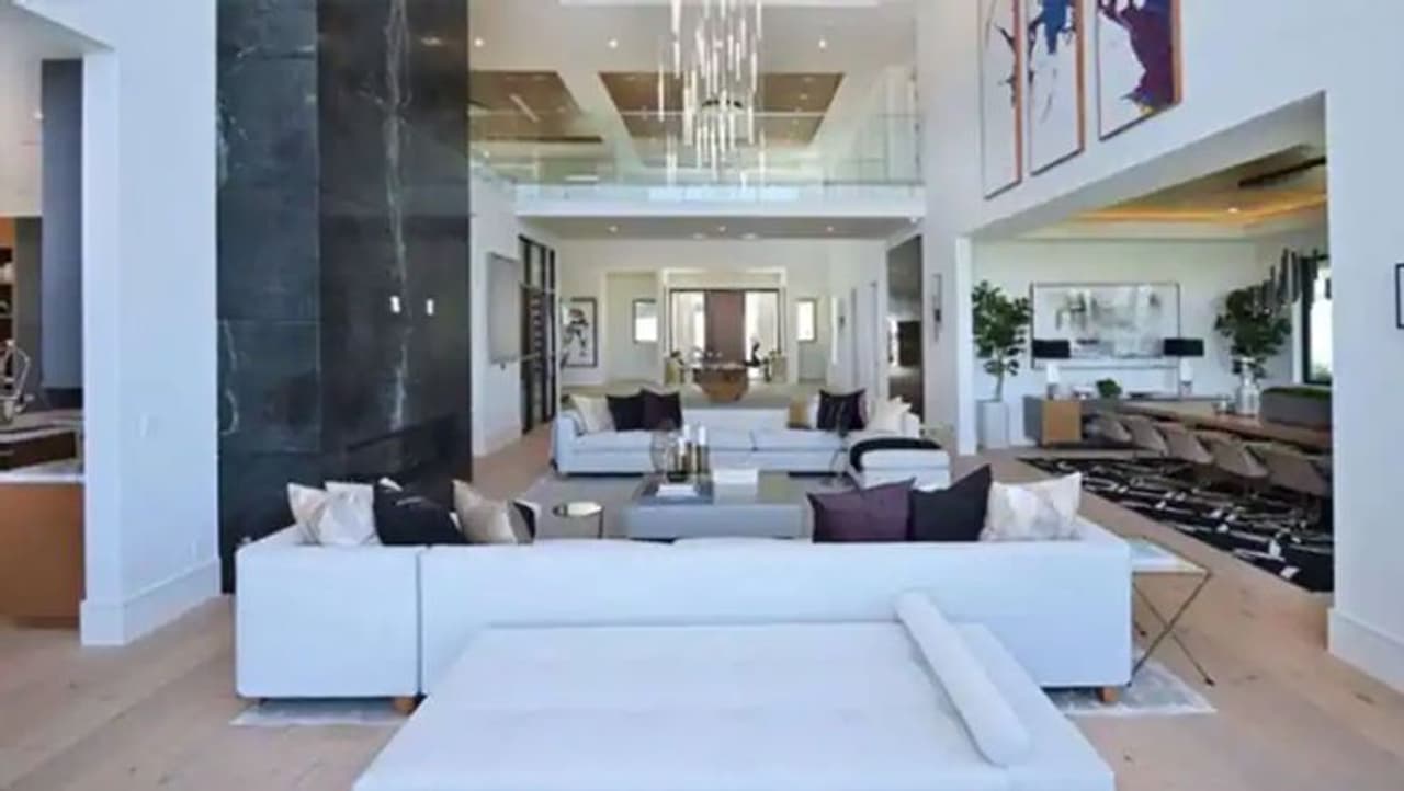 <p>ಮನೆಯಲ್ಲಿ ಕೆಲವು ಬೇಡದ ವಸ್ತುಗಳನ್ನು ಇರಿಸುವುದರಿಂದಾಗಿ ಆಹ್ವಾನಿಸದ ಅತಿಥಿಗಳಂತೆ ಸಮಸ್ಯೆಗಳು ಬರುತ್ತವೆ. ಆದ್ದರಿಂದ ಮನೆಯಲ್ಲಿ ವಾಸಿಸುವ ಜನರು ಎಂದಿಗೂ ಸಂತೋಷವಾಗಿರುವುದಿಲ್ಲ. ಮನೆಯಲ್ಲಿನ ನೆಮ್ಮದಿ ದೂರವಾಗುತ್ತದೆ. </p> <p>ಮನೆಯಲ್ಲಿ ಕೆಲವು ಬೇಡದ ವಸ್ತುಗಳನ್ನು ಇರಿಸುವುದರಿಂದಾಗಿ ಆಹ್ವಾನಿಸದ ಅತಿಥಿಗಳಂತೆ ಸಮಸ್ಯೆಗಳು ಬರುತ್ತವೆ. ಆದ್ದರಿಂದ ಮನೆಯಲ್ಲಿ ವಾಸಿಸುವ ಜನರು ಎಂದಿಗೂ ಸಂತೋಷವಾಗಿರುವುದಿಲ್ಲ. ಮನೆಯಲ್ಲಿನ ನೆಮ್ಮದಿ ದೂರವಾಗುತ್ತದೆ. </p>