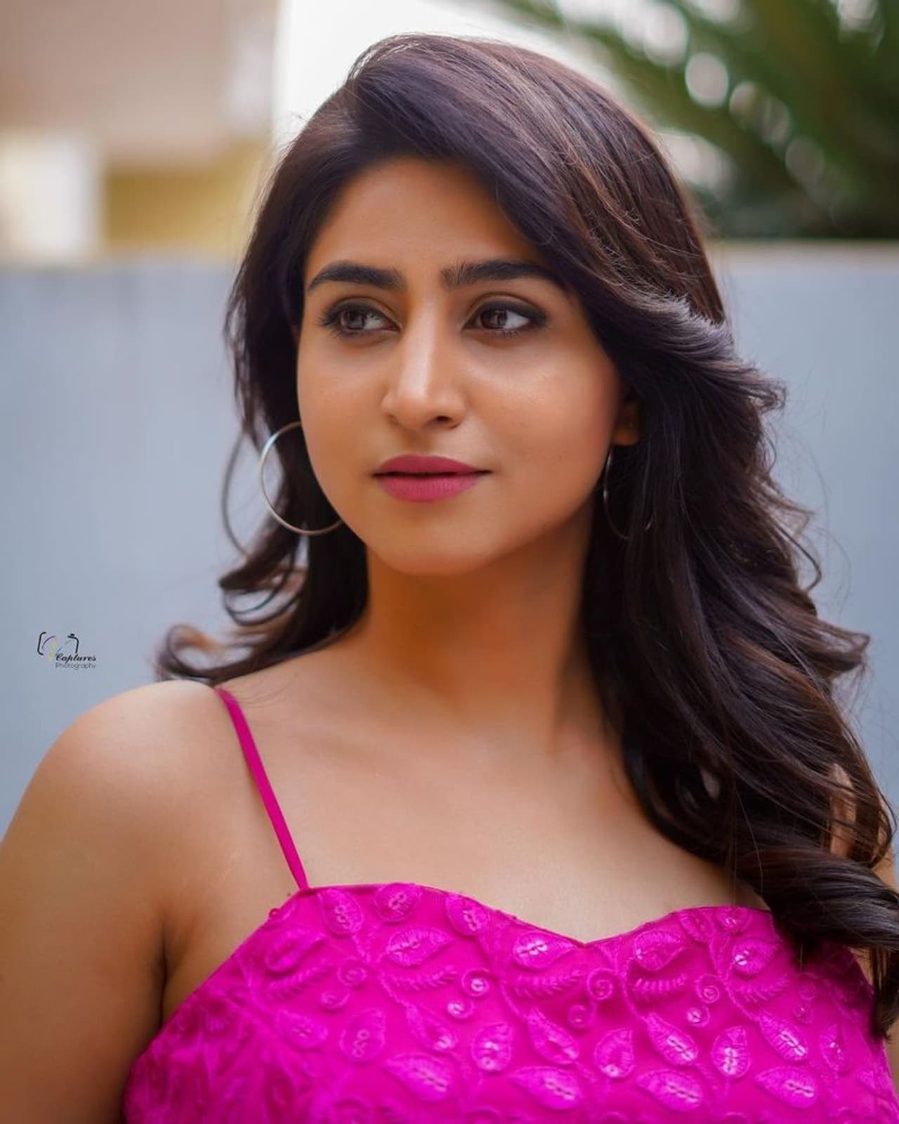 నిలువెత్తు అందాలతో కవ్వించే ఈ పొడుగు సుందరి అందాల కోసం ఎగబడే ఫ్యాన్స్ కి ఆమె హాట్ హాట్ ఫోటో షూట్స్ కన్నుల పండుగ అని చెప్పాలి. ఫ్యాన్స్ ని ఎప్పుడూ నిరాశకు గురి చేయని వర్షిణి క్రమం తప్పకుండా ఫోటో షూట్స్ చేస్తుంది. నిలువెత్తు అందాలతో కవ్వించే ఈ పొడుగు సుందరి అందాల కోసం ఎగబడే ఫ్యాన్స్ కి ఆమె హాట్ హాట్ ఫోటో షూట్స్ కన్నుల పండుగ అని చెప్పాలి. ఫ్యాన్స్ ని ఎప్పుడూ నిరాశకు గురి చేయని వర్షిణి క్రమం తప్పకుండా ఫోటో షూట్స్ చేస్తుంది.