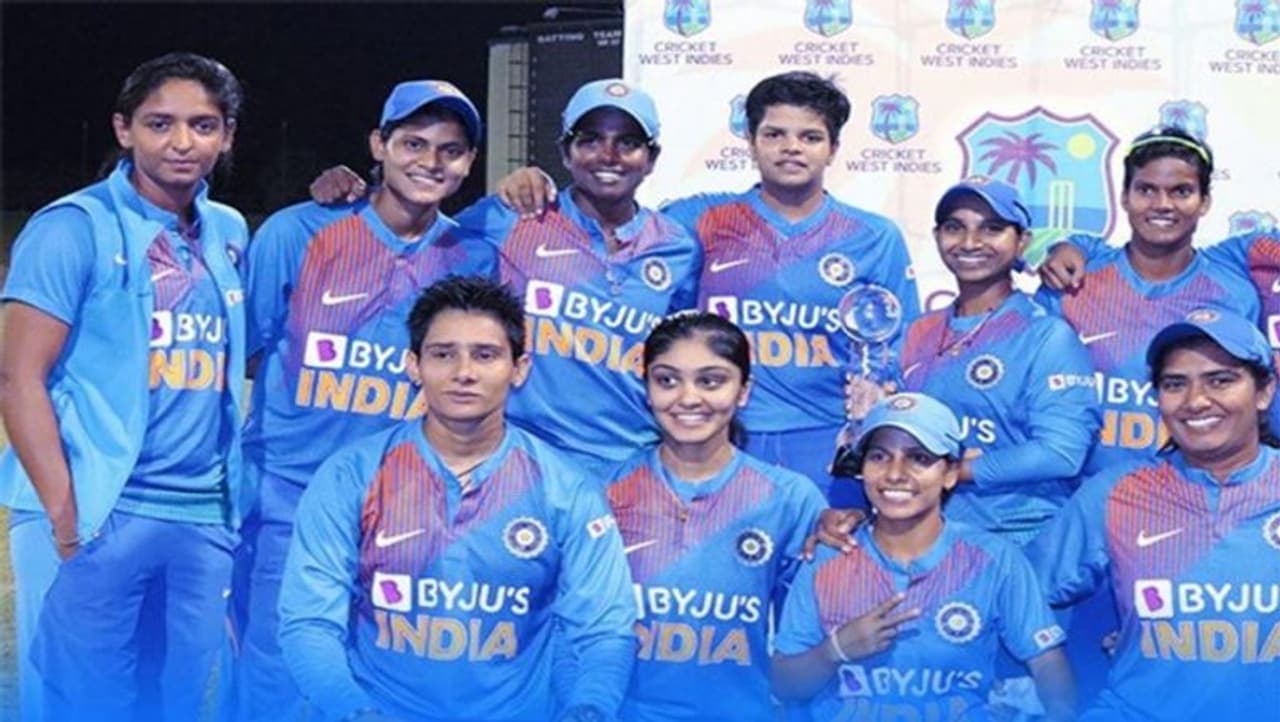 <p>ఇంగ్లాండ్ టూర్కి వెళ్లే పురుష క్రికెటర్లకు స్వయంగా కరోనా పరీక్షలు చేస్తున్న బీసీసీఐ, మహిళా క్రికెటర్లను మాత్రం ఎవరికి వారే వెళ్లి కరోనా టెస్టులు చేసుకుని, రిపోర్టు సమర్పించాల్సిందిగా కోరింది. </p> <p>ఇంగ్లాండ్ టూర్కి వెళ్లే పురుష క్రికెటర్లకు స్వయంగా కరోనా పరీక్షలు చేస్తున్న బీసీసీఐ, మహిళా క్రికెటర్లను మాత్రం ఎవరికి వారే వెళ్లి కరోనా టెస్టులు చేసుకుని, రిపోర్టు సమర్పించాల్సిందిగా కోరింది. </p>