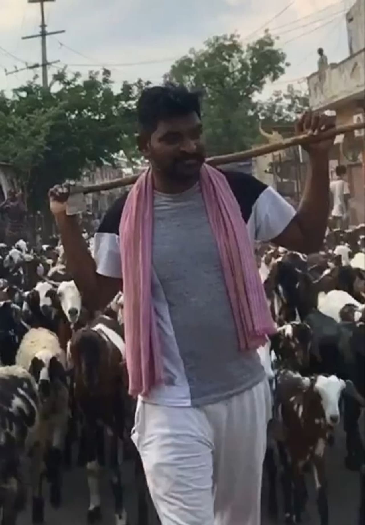 టీమ్ లతో సంబంధం లేకుండా ప్రతి జబర్దస్త్ టీమ్ లో కనిపిస్తూ ఉంటాడు కమెడియన్ బాబు. ముఖంలో ఎప్పుడూ ఒకే ఎక్స్ ప్రెషన్ కలిగి ఉండడం ఇతని ప్రత్యేకత. ముఖంలో హావభావాలు పలకవని కమెడియన్స్ ఇతనిపై పంచ్ వేస్తూ ఉంటారు. టీమ్ లతో సంబంధం లేకుండా ప్రతి జబర్దస్త్ టీమ్ లో కనిపిస్తూ ఉంటాడు కమెడియన్ బాబు. ముఖంలో ఎప్పుడూ ఒకే ఎక్స్ ప్రెషన్ కలిగి ఉండడం ఇతని ప్రత్యేకత. ముఖంలో హావభావాలు పలకవని కమెడియన్స్ ఇతనిపై పంచ్ వేస్తూ ఉంటారు.