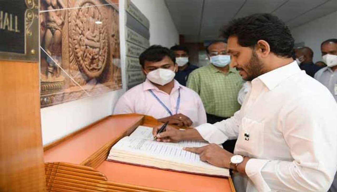 బడ్జెట్ సమావేశాల ప్రారంభానికి ముందు కేబినెట్ సమావేశానికి హాజరయ్యే ముందు సంతకం చేస్తున్న ఏపీ సీఎం వైఎస్ జగన్ బడ్జెట్ సమావేశాల ప్రారంభానికి ముందు కేబినెట్ సమావేశానికి హాజరయ్యే ముందు సంతకం చేస్తున్న ఏపీ సీఎం వైఎస్ జగన్