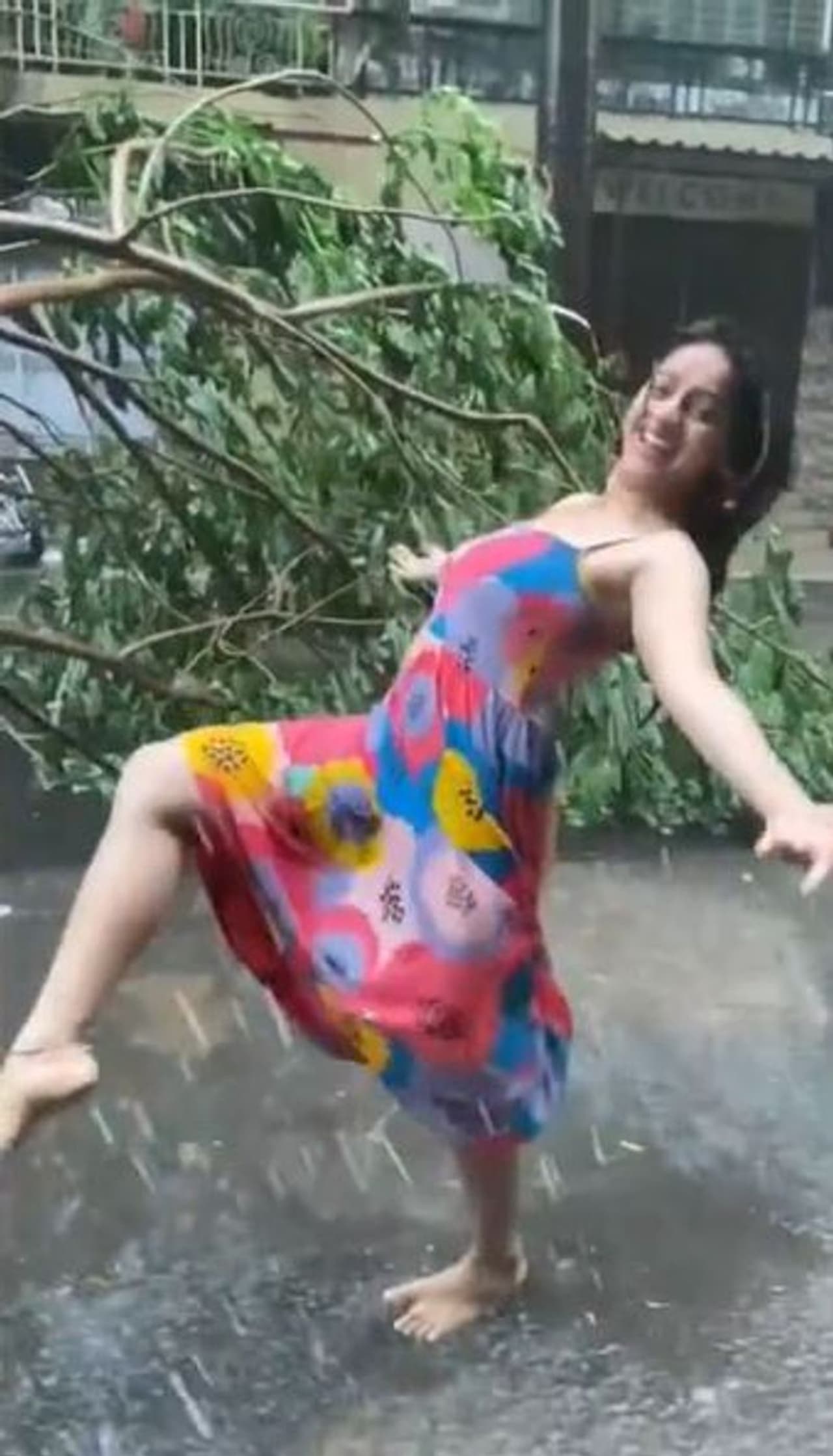 <p>அரபிக்கடலில் உருவான 'டவ் தே' புயல் குஜராத்தில் மே 17 ஆம் தேதி நள்ளிரவு கரையை கடந்தது. சுமார் 160 கிலோ மீட்டர் வேகத்தில் வீசிய சூறைக்காற்றுக்கு தாக்குப்பிடிக்காமல் ஆமதாபாத் உள்ளிட்ட பல இடங்களில் சுமார் 16 ஆயிரம் வீடுகள் பலத்த சேதம் அடைந்தன.</p>