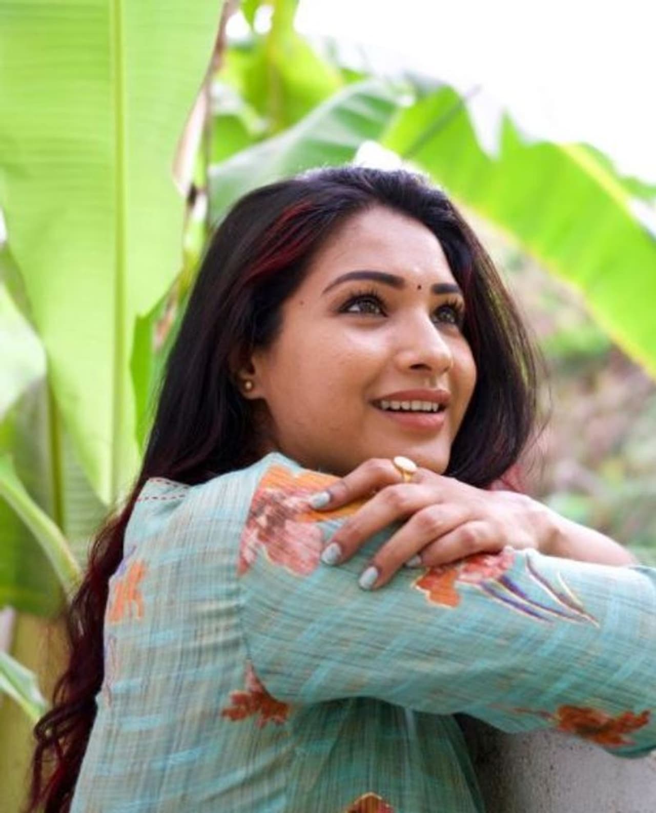 <p>'சென்னை உங்களை அன்புடன் வரவேற்கிறது', 'ஆயிரம் முத்தங்களுடன் தேன்மொழி' , ஆகிய படங்களில் நாயகியாக நடித்தவர் சரண்யா. பின்னர் விஜய் டிவி தொலைக்காட்சியில், 'நெஞ்சம் மறப்பதில்லை', 'ஆயுத எழுத்து' போன்ற சீரியல்களில் நடித்து மிகவும் பிரபலமானவர்.</p> <p>'சென்னை உங்களை அன்புடன் வரவேற்கிறது', 'ஆயிரம் முத்தங்களுடன் தேன்மொழி' , ஆகிய படங்களில் நாயகியாக நடித்தவர் சரண்யா. பின்னர் விஜய் டிவி தொலைக்காட்சியில், 'நெஞ்சம் மறப்பதில்லை', 'ஆயுத எழுத்து' போன்ற சீரியல்களில் நடித்து மிகவும் பிரபலமானவர்.</p>