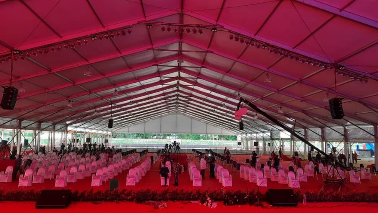 <p>തലസ്ഥാന ജില്ലില് കൊവിഡ് പ്രോട്ടോക്കോളും ട്രിപ്പിൾ ലോക്ക് ഡൗണും നിലനിൽക്കെ അഞ്ചൂറില് താഴെ പേരെമാത്രമേ ചടങ്ങുകള്ക്ക് പ്രതീക്ഷിക്കുന്നൊള്ളൂ. കൊവിഡ് പ്രോട്ടോകോൾ അനുസരിച്ചാണ് ഇരിപ്പിടങ്ങൾ പോലും ക്രമീകരിച്ചിരിക്കുന്നത്. </p> <p>തലസ്ഥാന ജില്ലില് കൊവിഡ് പ്രോട്ടോക്കോളും ട്രിപ്പിൾ ലോക്ക് ഡൗണും നിലനിൽക്കെ അഞ്ചൂറില് താഴെ പേരെമാത്രമേ ചടങ്ങുകള്ക്ക് പ്രതീക്ഷിക്കുന്നൊള്ളൂ. കൊവിഡ് പ്രോട്ടോകോൾ അനുസരിച്ചാണ് ഇരിപ്പിടങ്ങൾ പോലും ക്രമീകരിച്ചിരിക്കുന്നത്. </p>