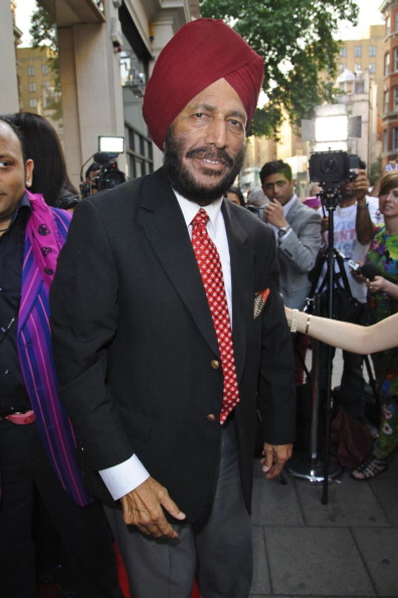 <p>Legendary former Indian athlete and sprinter Milkha Singh battled COVID 19 a couple of weeks back. However, he was admitted to the hospital on Thursday due to a drop in oxygen level.</p> <p>Legendary former Indian athlete and sprinter Milkha Singh battled COVID 19 a couple of weeks back. However, he was admitted to the hospital on Thursday due to a drop in oxygen level.</p>
