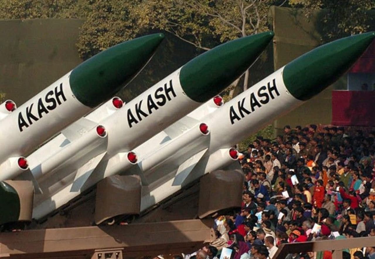 <p><br />ആകാശ്</p><p>ഇന്ത്യയുടെ ശക്തമായ മിസൈല് പ്രതിരോധ മാര്ഗ്ഗമാണ് ആകാശ്. ദുര്ബലമായ പ്രദേശങ്ങളെ വ്യോമാക്രമണങ്ങളില് നിന്ന് സംരക്ഷിക്കുന്നതിനായി വികസിപ്പിച്ചെടുത്ത ആകാശിന് കൂട്ടമായോ അല്ലെങ്കില് സ്വന്തം രീതിയിലോ ഒരേസമയം ഒന്നിലധികം ശത്രു ലക്ഷ്യങ്ങളെ തകര്ക്കാന് കഴിയും. മുഴുവന് ആയുധ സംവിധാനവും മൊബൈല് പ്ലാറ്റ്ഫോമുകളിലാണ് ക്രമീകരിച്ചിരിക്കുന്നത്. ഉപരിതലത്തില് നിന്നും വായുവിലേക്ക് തൊടുത്ത് വിടാന് കഴിയുന്ന ഈ മിസൈലുകള് വികസിപ്പിച്ചെടുത്തത് ഇന്ത്യയുടെ പ്രതിരോധ ഗവേഷണ സ്ഥാപനമായ ഡി ആര് ഡി ഒയാണ്. 25 കിലോ മീറ്റര് സഞ്ചരിച്ച് ലക്ഷ്യം ഭേദിക്കാന് കഴിയുന്ന ഇത് 2014 ല് ഇന്ത്യന് വ്യോമസേനയിലും, 2015 ല് കരസേനയിലും ഉപയോഗിച്ചിരുന്നു. </p> <p><br />ആകാശ്</p><p>ഇന്ത്യയുടെ ശക്തമായ മിസൈല് പ്രതിരോധ മാര്ഗ്ഗമാണ് ആകാശ്. ദുര്ബലമായ പ്രദേശങ്ങളെ വ്യോമാക്രമണങ്ങളില് നിന്ന് സംരക്ഷിക്കുന്നതിനായി വികസിപ്പിച്ചെടുത്ത ആകാശിന് കൂട്ടമായോ അല്ലെങ്കില് സ്വന്തം രീതിയിലോ ഒരേസമയം ഒന്നിലധികം ശത്രു ലക്ഷ്യങ്ങളെ തകര്ക്കാന് കഴിയും. മുഴുവന് ആയുധ സംവിധാനവും മൊബൈല് പ്ലാറ്റ്ഫോമുകളിലാണ് ക്രമീകരിച്ചിരിക്കുന്നത്. ഉപരിതലത്തില് നിന്നും വായുവിലേക്ക് തൊടുത്ത് വിടാന് കഴിയുന്ന ഈ മിസൈലുകള് വികസിപ്പിച്ചെടുത്തത് ഇന്ത്യയുടെ പ്രതിരോധ ഗവേഷണ സ്ഥാപനമായ ഡി ആര് ഡി ഒയാണ്. 25 കിലോ മീറ്റര് സഞ്ചരിച്ച് ലക്ഷ്യം ഭേദിക്കാന് കഴിയുന്ന ഇത് 2014 ല് ഇന്ത്യന് വ്യോമസേനയിലും, 2015 ല് കരസേനയിലും ഉപയോഗിച്ചിരുന്നു. </p>