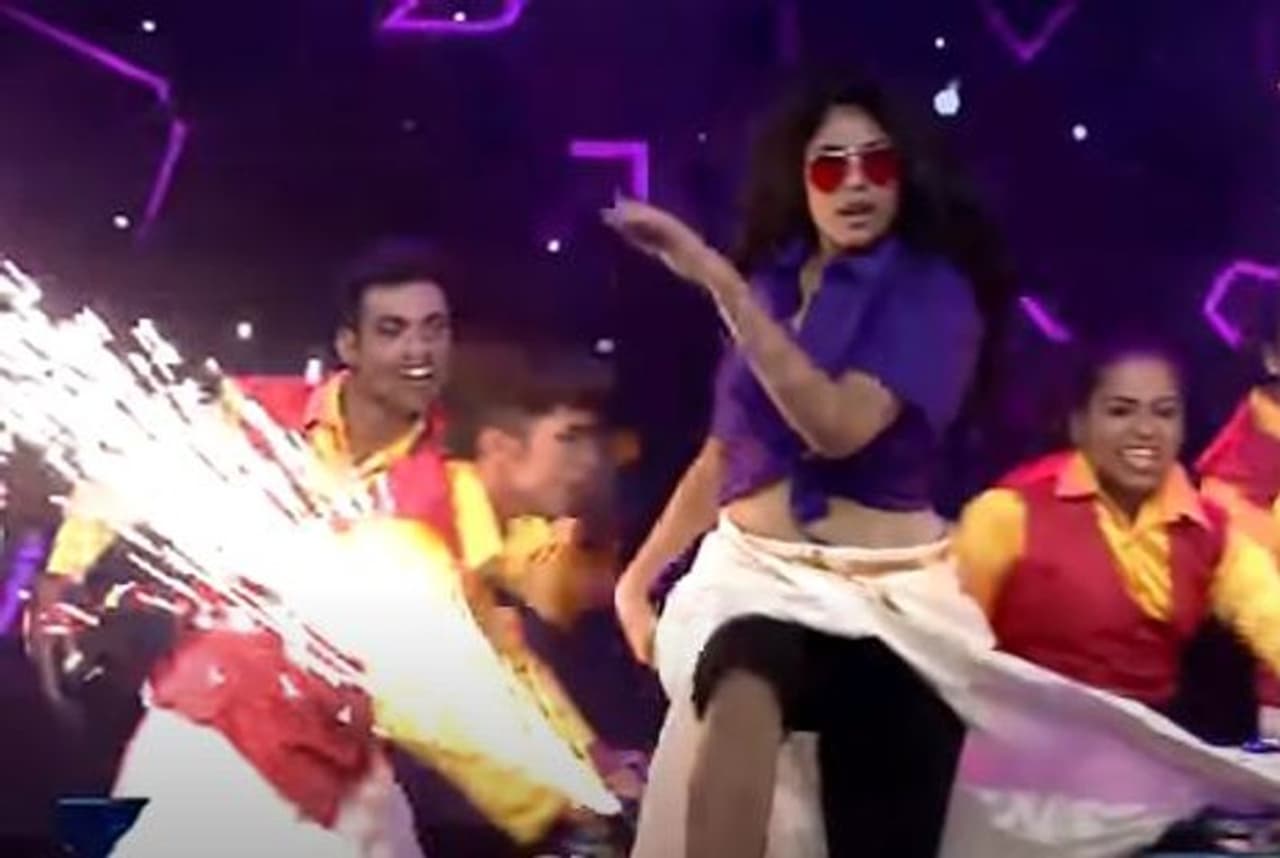 స్టార్‌ మాలో ఆదివారం ప్రసారమయ్యే `డాన్స్ ప్లస్‌` షో ఫైనల్‌కి చేరుకుంది. ఈ ఆదివారం ఫినాలే జరగబోతుంది. ఇందులో `జాతిరత్నాలు` చిట్టి ఫరియా అబ్దుల్లా సందడి చేసింది. అదిరిపోయే డాన్సులతో ఉర్రూతలూగించింది.