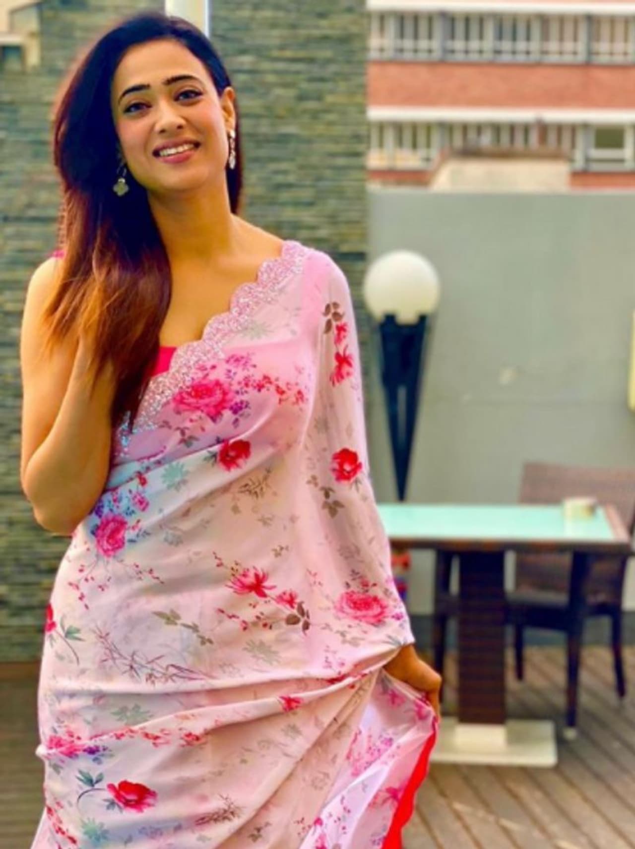 <p>ಶ್ವೇತಾ ತಿವಾರಿ ಪ್ರಸ್ತುತ ಖತ್ರೋನ್ ಕೆ ಖಿಲಾಡಿ ಸೆಟ್ಗಳಿಂದ ತಮ್ಮ ಇತ್ತೀಚಿನ ಫೋಟೋಗಳ ಮೂಲಕ ಫಿಟ್ನೆಸ್ ಗೋಲ್ಸ್ ನೀಡುತ್ತಿದ್ದಾರೆ.</p> <p>ಶ್ವೇತಾ ತಿವಾರಿ ಪ್ರಸ್ತುತ ಖತ್ರೋನ್ ಕೆ ಖಿಲಾಡಿ ಸೆಟ್ಗಳಿಂದ ತಮ್ಮ ಇತ್ತೀಚಿನ ಫೋಟೋಗಳ ಮೂಲಕ ಫಿಟ್ನೆಸ್ ಗೋಲ್ಸ್ ನೀಡುತ್ತಿದ್ದಾರೆ.</p>