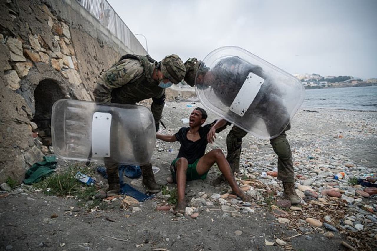 <p>ആഫ്രിക്കന് വന്കരയില് മോറോക്കോയുടെ അതിർത്തിയിൽ, മെഡിറ്ററേനിയൻ കടലിനും അറ്റ്ലാന്റിക് സമുദ്രത്തിനും ഇടയിലായിട്ടാണ് സ്പാനിഷ് സ്വയം ഭരണ പ്രദേശമായ സ്യൂട്ടയുടെ കിടപ്പ്. കടല് കടന്നാല് യൂറോപ്പ്. ആഫ്രിക്കന് വന്കരയില് ജനസംഖ്യയുള്ള ഒമ്പത് സ്പാനിഷ് പ്രദേശങ്ങളിൽ ഒന്നാണിത്. നേരത്തെ കാഡിസ് പ്രവിശ്യയുടെ ഭാഗമായിരുന്നു സ്യൂട്ട. </p> <p>ആഫ്രിക്കന് വന്കരയില് മോറോക്കോയുടെ അതിർത്തിയിൽ, മെഡിറ്ററേനിയൻ കടലിനും അറ്റ്ലാന്റിക് സമുദ്രത്തിനും ഇടയിലായിട്ടാണ് സ്പാനിഷ് സ്വയം ഭരണ പ്രദേശമായ സ്യൂട്ടയുടെ കിടപ്പ്. കടല് കടന്നാല് യൂറോപ്പ്. ആഫ്രിക്കന് വന്കരയില് ജനസംഖ്യയുള്ള ഒമ്പത് സ്പാനിഷ് പ്രദേശങ്ങളിൽ ഒന്നാണിത്. നേരത്തെ കാഡിസ് പ്രവിശ്യയുടെ ഭാഗമായിരുന്നു സ്യൂട്ട. </p>