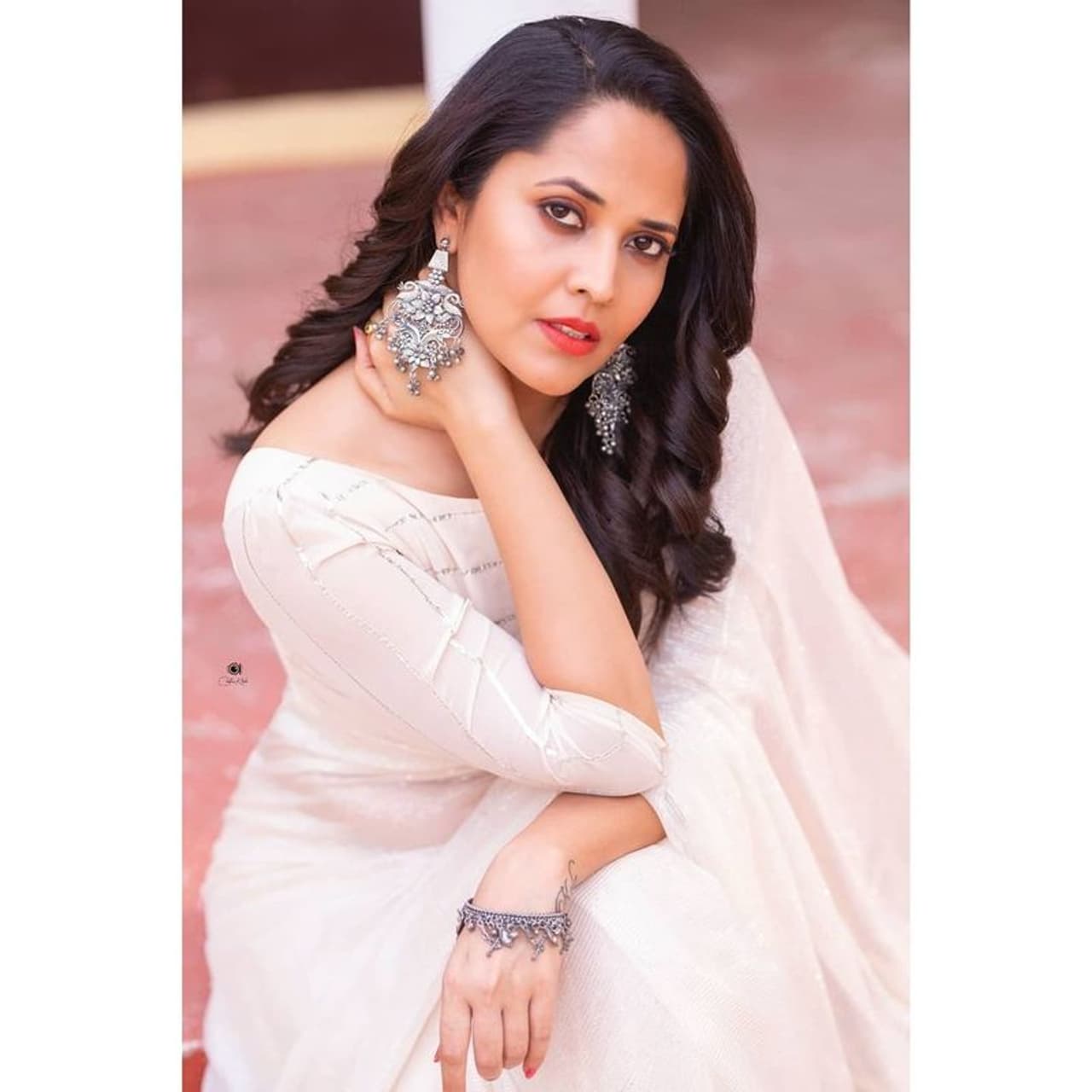 జబర్దస్త్ షో ద్వారా బుల్లితెరకు గ్లామర్ పరిచయం చేసి ట్రెండ్ సెట్ చేసిన అనసూయ, ఆ షో ద్వారా భారీగా ఫాలోయింగ్ రాబట్టింది. పొట్టి బట్టలలో స్కిన్ షో చేస్తూ బుల్లితెర ప్రేక్షకుల కలల రాణిగా మారిపోయారు. పెళ్ళై ఇద్దరు పిల్లలున్న అనసూయ ఆ రేంజ్ సాలిడ్ ఫిగర్ మైంటైన్ చేయడమే అద్భుతమే. జబర్దస్త్ షో ద్వారా బుల్లితెరకు గ్లామర్ పరిచయం చేసి ట్రెండ్ సెట్ చేసిన అనసూయ, ఆ షో ద్వారా భారీగా ఫాలోయింగ్ రాబట్టింది. పొట్టి బట్టలలో స్కిన్ షో చేస్తూ బుల్లితెర ప్రేక్షకుల కలల రాణిగా మారిపోయారు. పెళ్ళై ఇద్దరు పిల్లలున్న అనసూయ ఆ రేంజ్ సాలిడ్ ఫిగర్ మైంటైన్ చేయడమే అద్భుతమే.