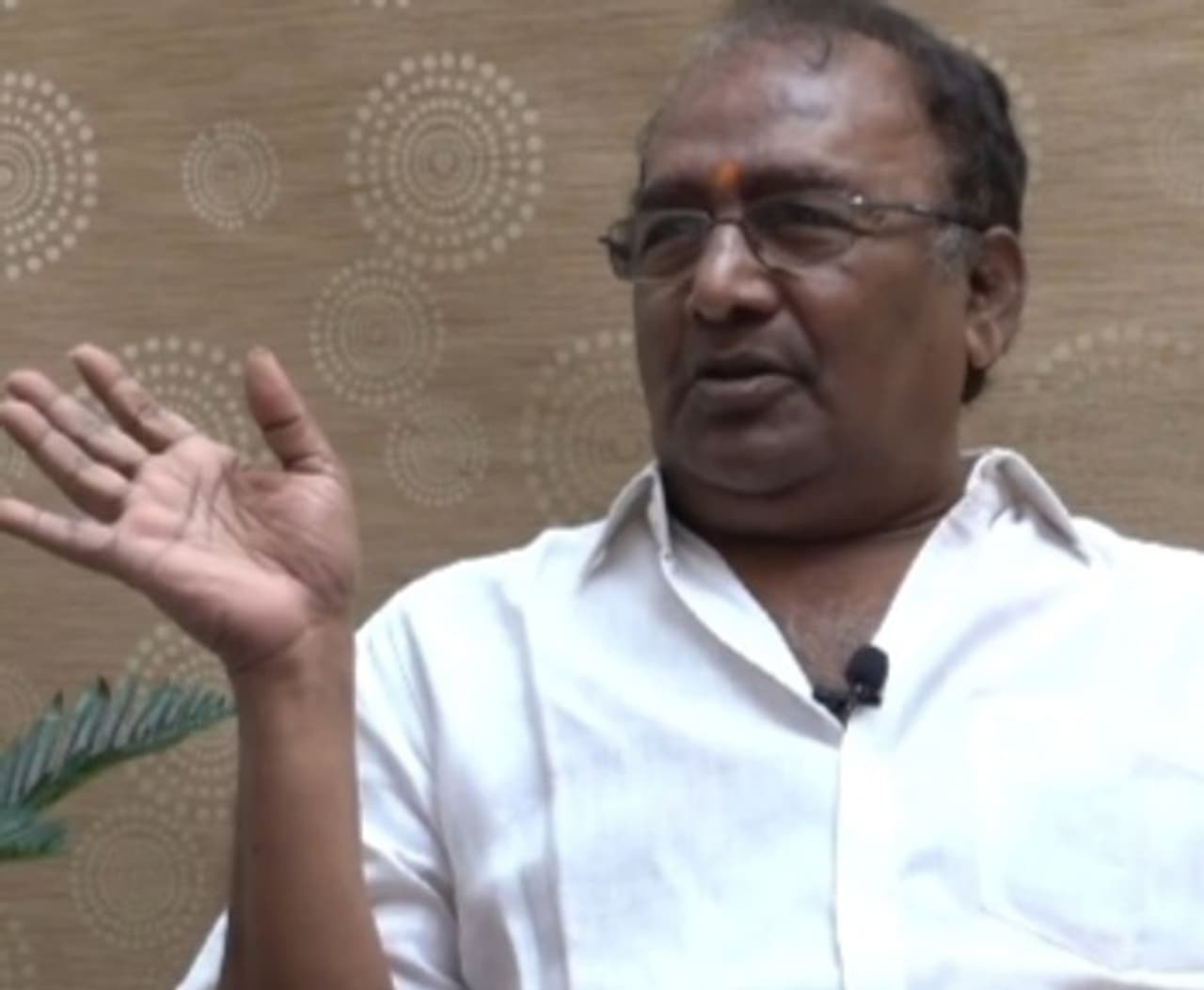 అసలు దర్శకుడు సాగర్, రవితేజల మధ్య తలెత్తిన విభేదం ఏమిటీ, రవితేజపై అలాంటి వ్యాఖ్యలు చేయడానికి కారణం ఏమిటో తెలియాలంటే ఈ స్టోరీ చదవాల్సిందే. అసలు దర్శకుడు సాగర్, రవితేజల మధ్య తలెత్తిన విభేదం ఏమిటీ, రవితేజపై అలాంటి వ్యాఖ్యలు చేయడానికి కారణం ఏమిటో తెలియాలంటే ఈ స్టోరీ చదవాల్సిందే.