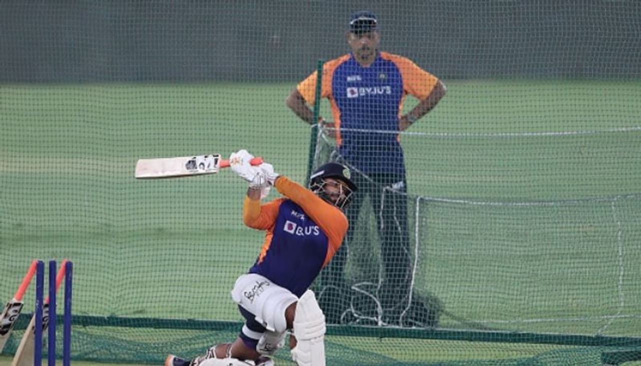 <p>తనపై ఎన్నిరకాల మీమీలు, ట్రోల్స్ వచ్చినా, వాటిని ఏ మాత్రం పట్టించుకోని రవిశాస్త్రి... తన వల్ల కొందరైనా నవ్వితే, సంతోషమేనంటూ కొట్టిపారేస్తాడు. అయితే రవిశాస్త్రిపై ఇంత ట్రోలింగ్ రావడానికి తాగుడుతో పాటు బాలీవుడ్ భామలతో అతను డేటింగ్ చేస్తున్నట్టు వచ్చిన వార్తలు కూడా ఓ కారణం..</p> <p>తనపై ఎన్నిరకాల మీమీలు, ట్రోల్స్ వచ్చినా, వాటిని ఏ మాత్రం పట్టించుకోని రవిశాస్త్రి... తన వల్ల కొందరైనా నవ్వితే, సంతోషమేనంటూ కొట్టిపారేస్తాడు. అయితే రవిశాస్త్రిపై ఇంత ట్రోలింగ్ రావడానికి తాగుడుతో పాటు బాలీవుడ్ భామలతో అతను డేటింగ్ చేస్తున్నట్టు వచ్చిన వార్తలు కూడా ఓ కారణం..</p>