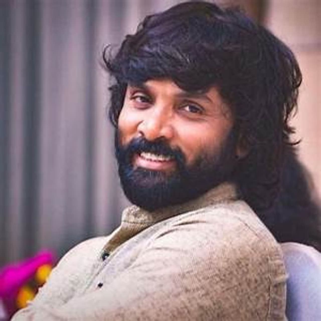 <p>தமிழ் திரையுலகில் பல சூப்பர் ஹிட் பாடல்களை, முன்னணி நடிகர்கள் படங்களுக்கு எழுதியுள்ளனர் பாடலாசிரியர் சினேகன்.</p>