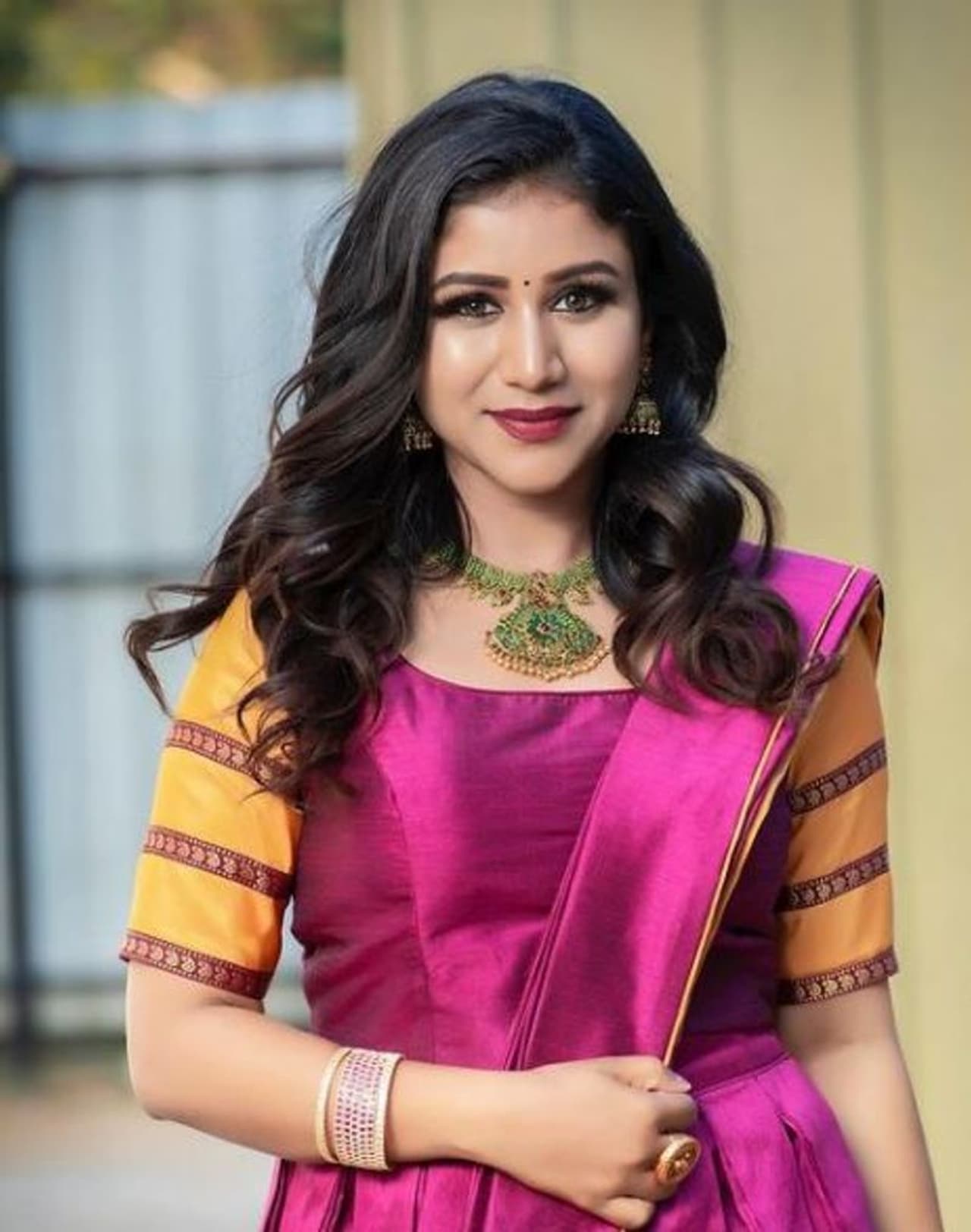 <p>விஜய் தொலைக்காட்சியில் ஒளிபரப்பான ராஜா ராணி சீரியல் மூலமாக ரசிகர்கள் மத்தியில் பிரபலமானது சஞ்சீவ் ஆல்யா மானசா ஜோடி. சீரியலில் செம்பா என்ற கதாபத்திரத்தில் ஆல்யா மானசாவும் கார்த்தி என்ற கதாபாத்திரத்தில் சஞ்சீவ்வும் நடித்திருந்தனர்.</p>