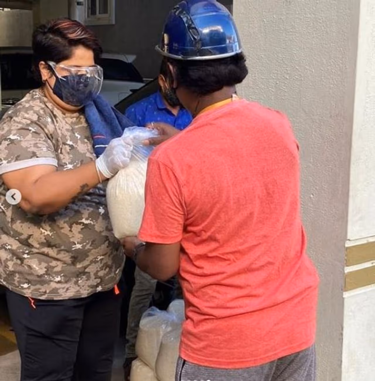 <p>ಮಜಾ ಟಾಕೀಸ್ ಕಾಮಿಡಿ ಕಾರ್ಯಕ್ರಮದ ಮೂಲಕ ಜನಪ್ರಿಯವಾಗಿರುವ ಗಾಯಕಿ ರೆಮೋ ಜನರ ಸಹಾಯಕ್ಕೆ ಮುಂದಾಗಿದ್ದಾರೆ.</p> <p>ಮಜಾ ಟಾಕೀಸ್ ಕಾಮಿಡಿ ಕಾರ್ಯಕ್ರಮದ ಮೂಲಕ ಜನಪ್ರಿಯವಾಗಿರುವ ಗಾಯಕಿ ರೆಮೋ ಜನರ ಸಹಾಯಕ್ಕೆ ಮುಂದಾಗಿದ್ದಾರೆ.</p>