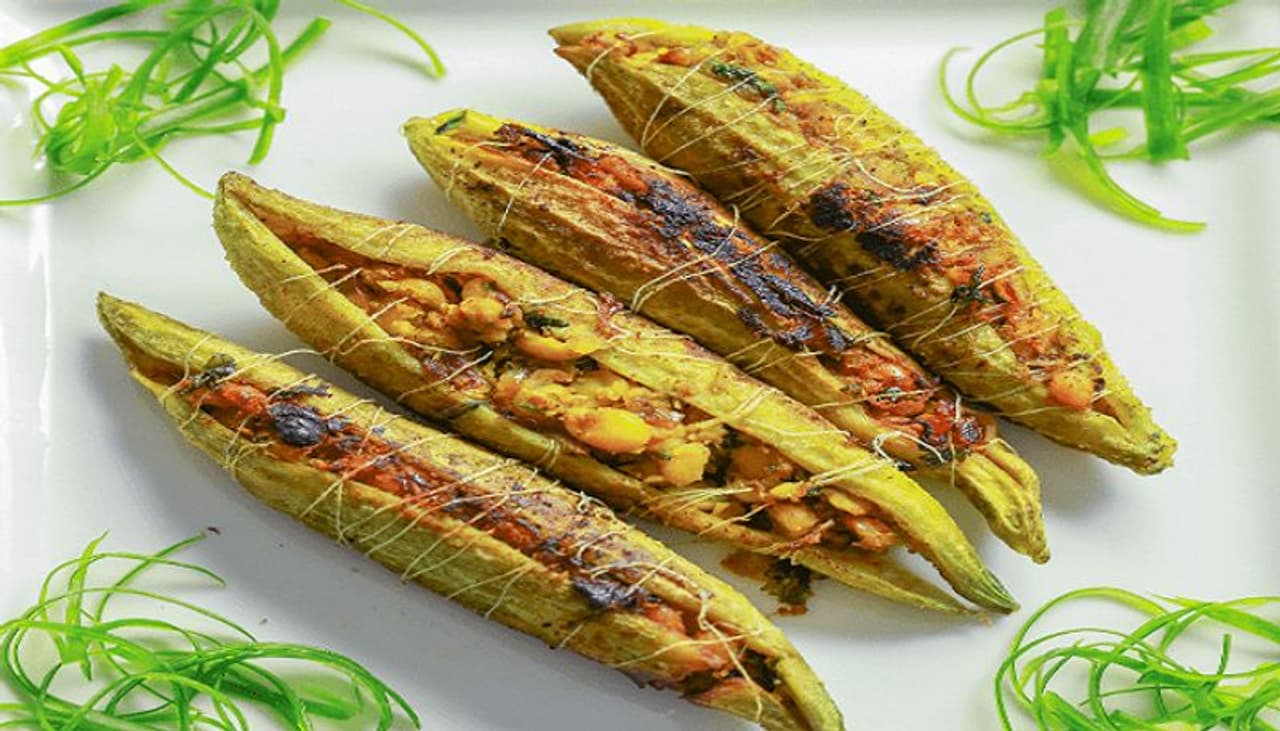 <p>కాకరకాయ కీమా.. దీన్ని ఒక్కసారి రుచి చూశారంటే.. జీవితంలో వదిలిపెట్టరు. కాకరకాయల్ని కోసి మధ్యలో కీమా మిశ్రమాన్ని పెట్టి డీప్ ఫ్రై చేస్తే ఆ టేస్ట్ అదుర్స్. దీన్ని చపాతీలోకి, అన్నంలోకి తినొచ్చు. లేదా సాంబార్, పప్పులు లాంటి వాటికి సైడ్ డిష్ గా కూడా తినొచ్చు...</p> <p>కాకరకాయ కీమా.. దీన్ని ఒక్కసారి రుచి చూశారంటే.. జీవితంలో వదిలిపెట్టరు. కాకరకాయల్ని కోసి మధ్యలో కీమా మిశ్రమాన్ని పెట్టి డీప్ ఫ్రై చేస్తే ఆ టేస్ట్ అదుర్స్. దీన్ని చపాతీలోకి, అన్నంలోకి తినొచ్చు. లేదా సాంబార్, పప్పులు లాంటి వాటికి సైడ్ డిష్ గా కూడా తినొచ్చు...</p>