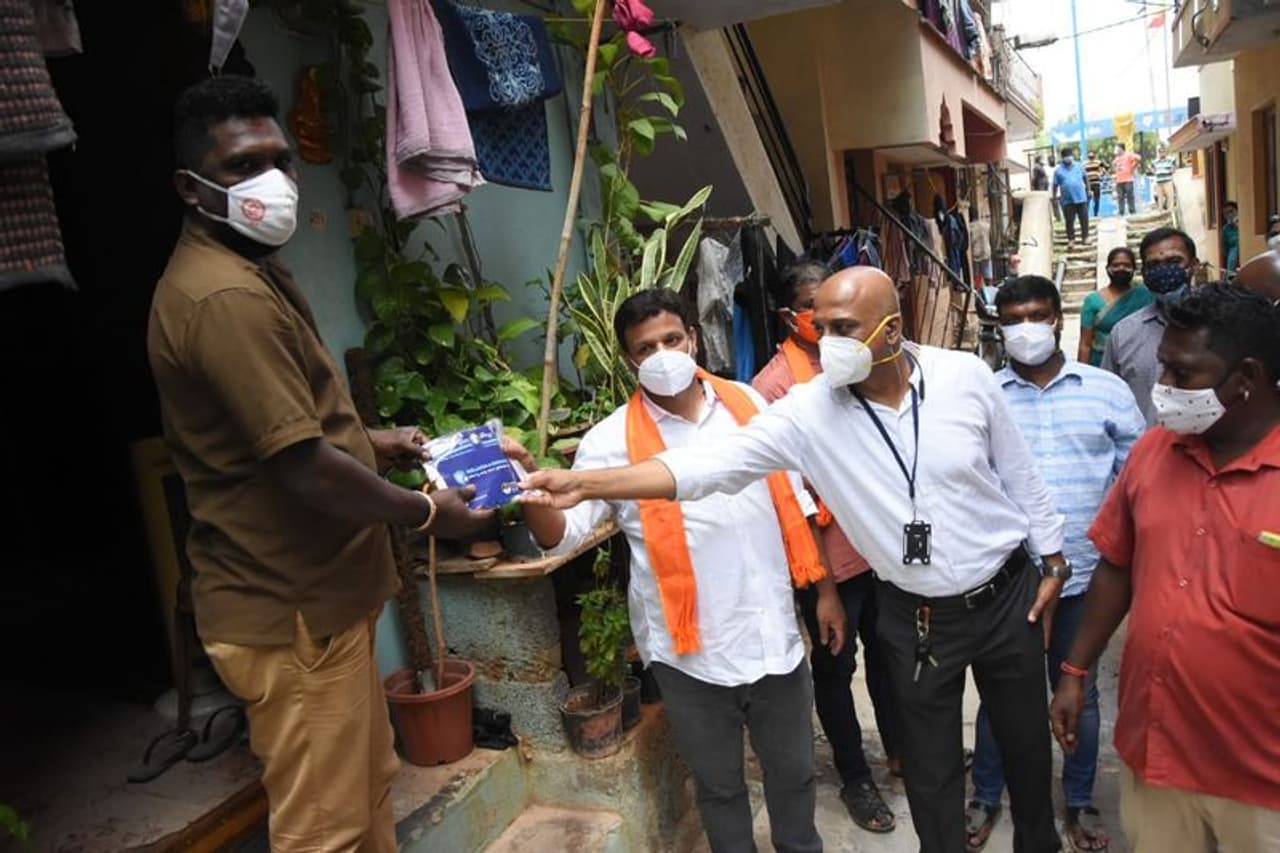 <p>ఈ ప్రారంభోత్సవంలో నమ్మ బెంగళూరు ఫౌండేషన్ దేనబందునగర్ ప్రాంతానికి చెందిన పేద, వృద్ద ప్రజలకు వెల్ నెస్ అండ్ ఇమ్యునిటీ కిట్లను పంపిణీ చేశారు. ఈ కార్యక్రమాన్ని బిబిఎంపి మాజీ మేయర్ శ్రీ గౌతమ్ కుమార్, సర్ సి.వి.రామన్ హాస్పిటల్ ఇందిరానగర్ మెడికల్ సూపరింటెండెంట్ డాక్టర్ రాధాకృష్ణ ప్రారంభించారు.</p> <p>ఈ ప్రారంభోత్సవంలో నమ్మ బెంగళూరు ఫౌండేషన్ దేనబందునగర్ ప్రాంతానికి చెందిన పేద, వృద్ద ప్రజలకు వెల్ నెస్ అండ్ ఇమ్యునిటీ కిట్లను పంపిణీ చేశారు. ఈ కార్యక్రమాన్ని బిబిఎంపి మాజీ మేయర్ శ్రీ గౌతమ్ కుమార్, సర్ సి.వి.రామన్ హాస్పిటల్ ఇందిరానగర్ మెడికల్ సూపరింటెండెంట్ డాక్టర్ రాధాకృష్ణ ప్రారంభించారు.</p>