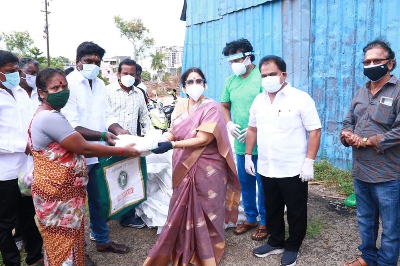 <p>சமீப காலமாக, நடிகை ஜெயசித்ரா மற்றும் அவரது மகன் அம்ரீஷ் ஆகிய இருவரும், பல்வேறு சமூக அக்கறை கொண்ட விஷயங்களில் தங்களை ஈடுபடுத்தி கொண்டு, பல்வேறு உதவிகளை செய்து வருகிறார்கள்.</p> <p>சமீப காலமாக, நடிகை ஜெயசித்ரா மற்றும் அவரது மகன் அம்ரீஷ் ஆகிய இருவரும், பல்வேறு சமூக அக்கறை கொண்ட விஷயங்களில் தங்களை ஈடுபடுத்தி கொண்டு, பல்வேறு உதவிகளை செய்து வருகிறார்கள்.</p>