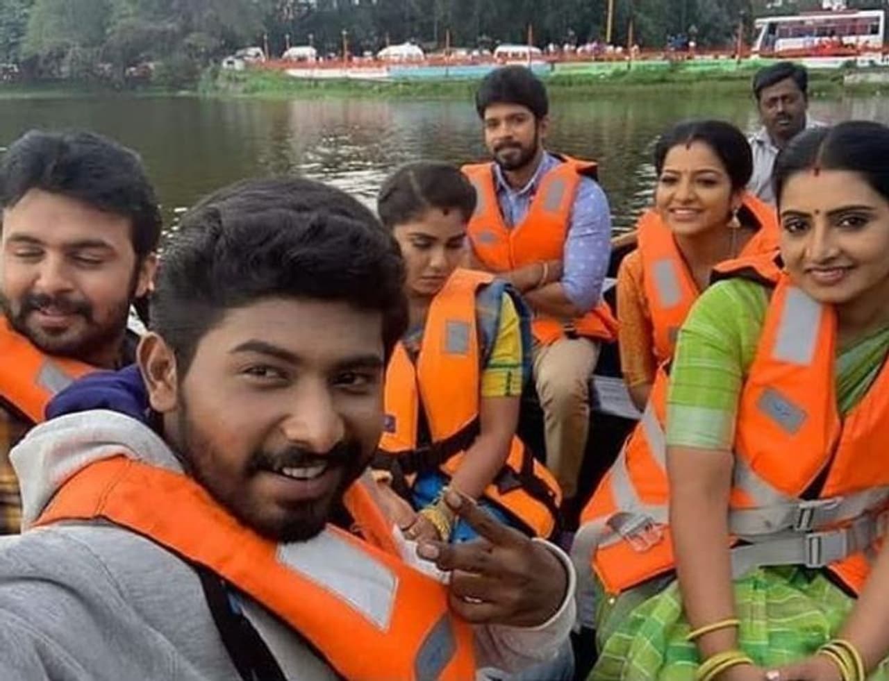 <p>பாண்டியன் ஸ்டோர் குடும்பத்தில் ஜாலி போட்டிங் </p> <p>பாண்டியன் ஸ்டோர் குடும்பத்தில் ஜாலி போட்டிங் </p>