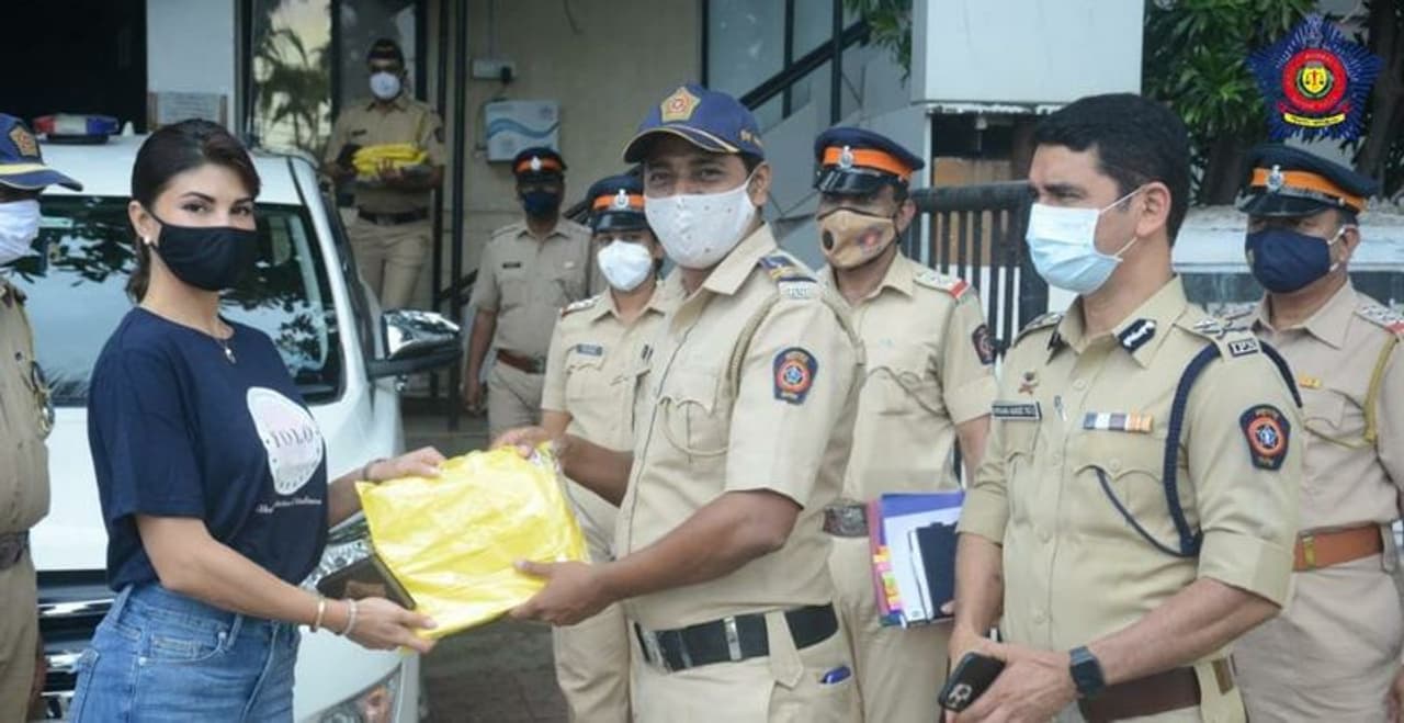 <p>ಮುಂಬೈ ಪೊಲೀಸರು ತಮ್ಮ ಟ್ವೀಟ್ಗಳಲ್ಲಿ ಜಾಕ್ವೆಲಿನ್ ಫರ್ನಾಂಡೀಸ್ ಅವರು ಮಳೆಗಾಲಕ್ಕಿಂತ ಮುಂಚಿತವಾಗಿ ಪೊಲೀಸರಿಗೆ ರೈನ್ಕೋಟ್ ದಾನ ಮಾಡಿದ್ದಕ್ಕಾಗಿ ಧನ್ಯವಾದ ಅರ್ಪಿಸಿದ್ದಾರೆ.</p> <p>ಮುಂಬೈ ಪೊಲೀಸರು ತಮ್ಮ ಟ್ವೀಟ್ಗಳಲ್ಲಿ ಜಾಕ್ವೆಲಿನ್ ಫರ್ನಾಂಡೀಸ್ ಅವರು ಮಳೆಗಾಲಕ್ಕಿಂತ ಮುಂಚಿತವಾಗಿ ಪೊಲೀಸರಿಗೆ ರೈನ್ಕೋಟ್ ದಾನ ಮಾಡಿದ್ದಕ್ಕಾಗಿ ಧನ್ಯವಾದ ಅರ್ಪಿಸಿದ್ದಾರೆ.</p>